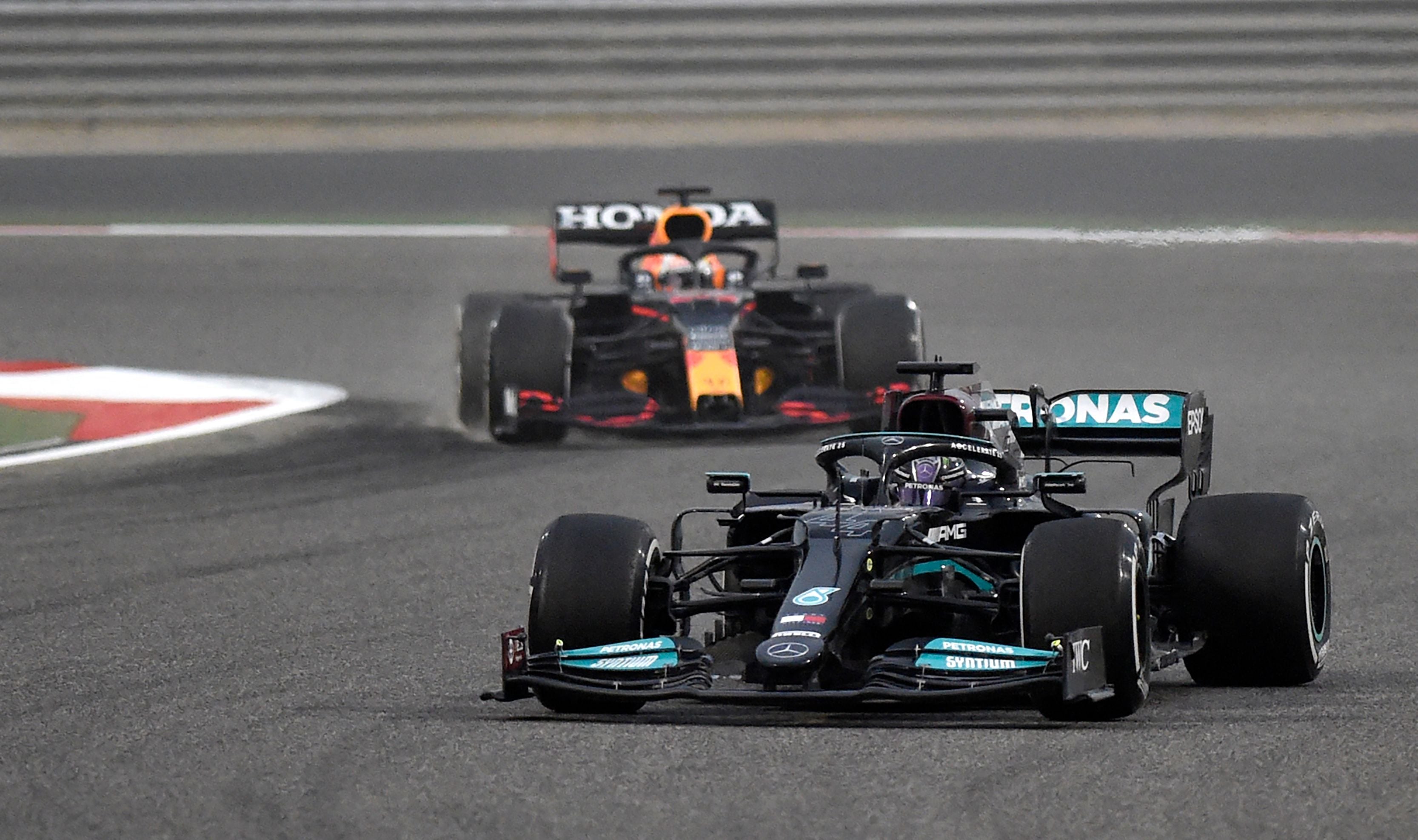 Pembalap Mercedes Lewis Hamilton bersaing dengan pembalap Red Bull Max Verstappen di balapan GP Bahrain.