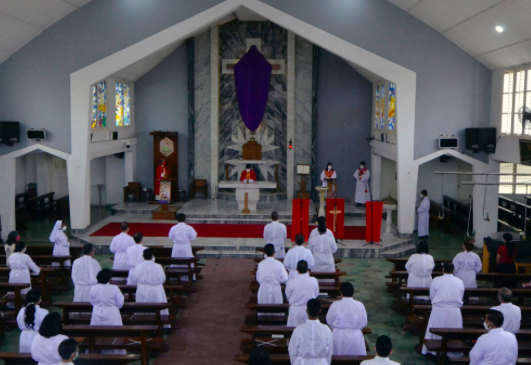 Umat Katolik mengikuti ibadah Jumat Agung di Gereja Katolik Katedral Kristus Raja Bandar Lampung, Lampung, Jumat (2/4/2021)