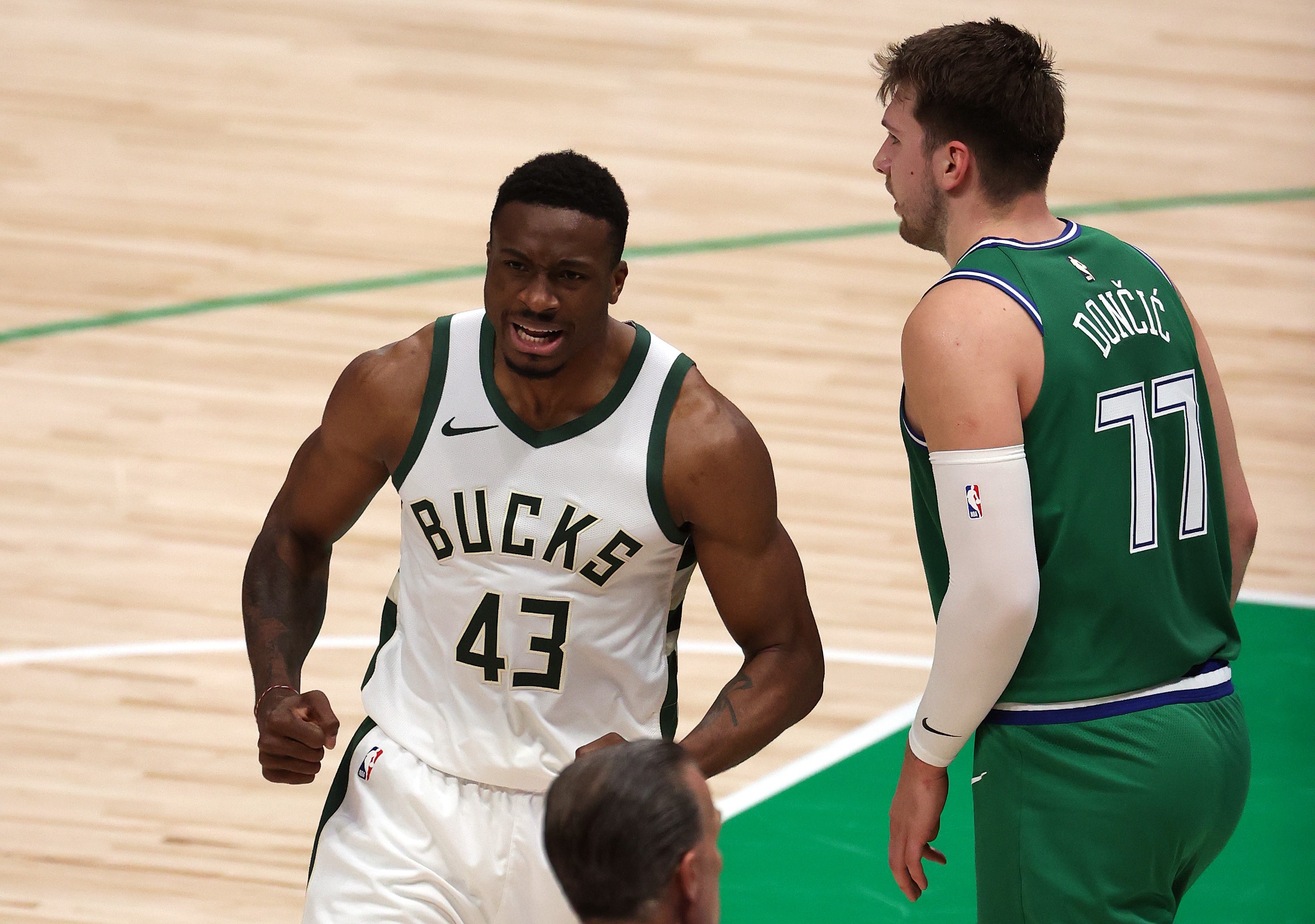 BINTANG Milwaukee Bucks Khris Middleton mencetak 21 poin, membawa Bucks mengalahkan Orlando Magic 124-87, Senin WIB (12/4)