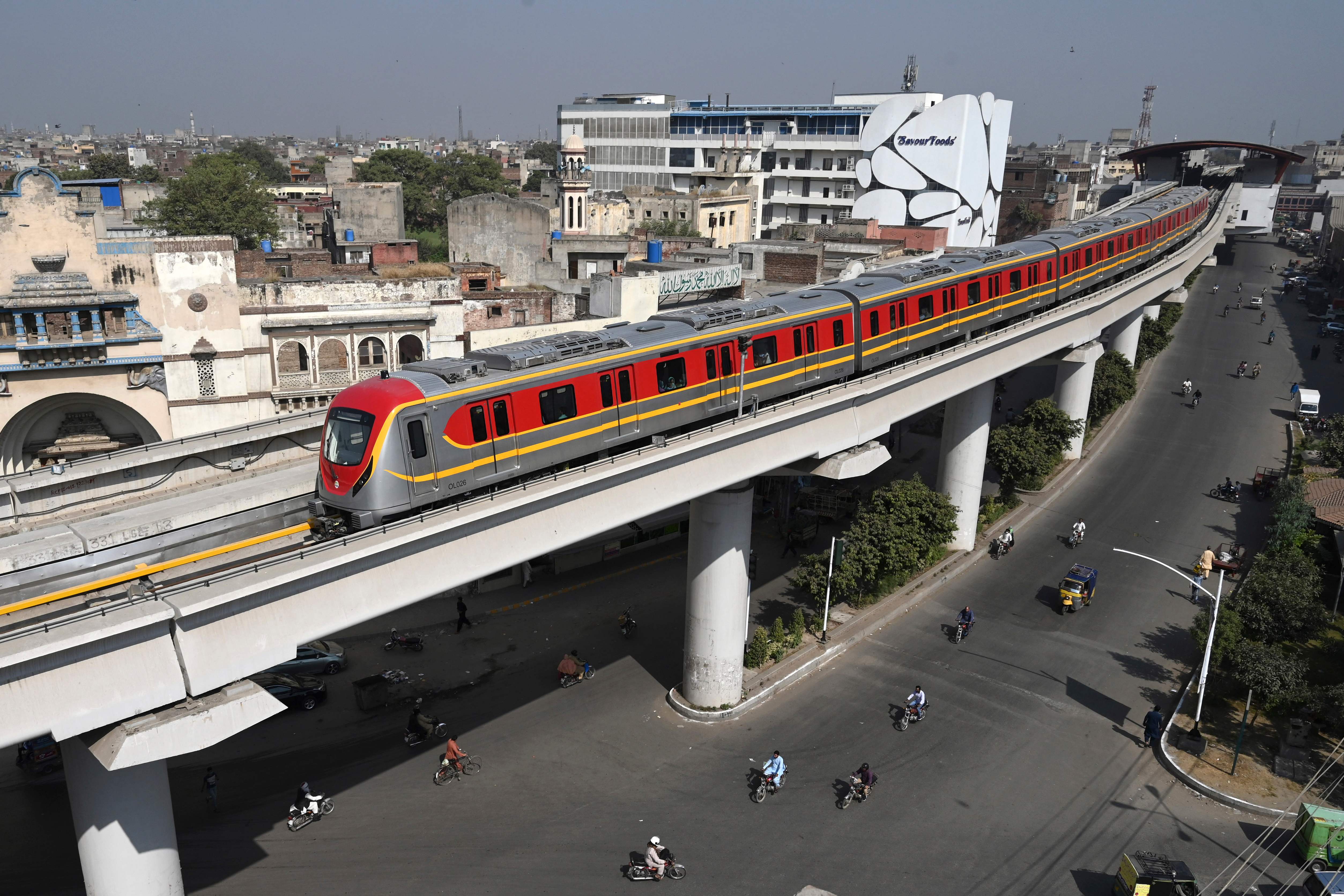Proyek Orange Line Metro Train (OLMT) di Lahore, Pakistan, yang baru selesai dibangun merupakan bagian Pakistan Economic Corridor (CPEC),