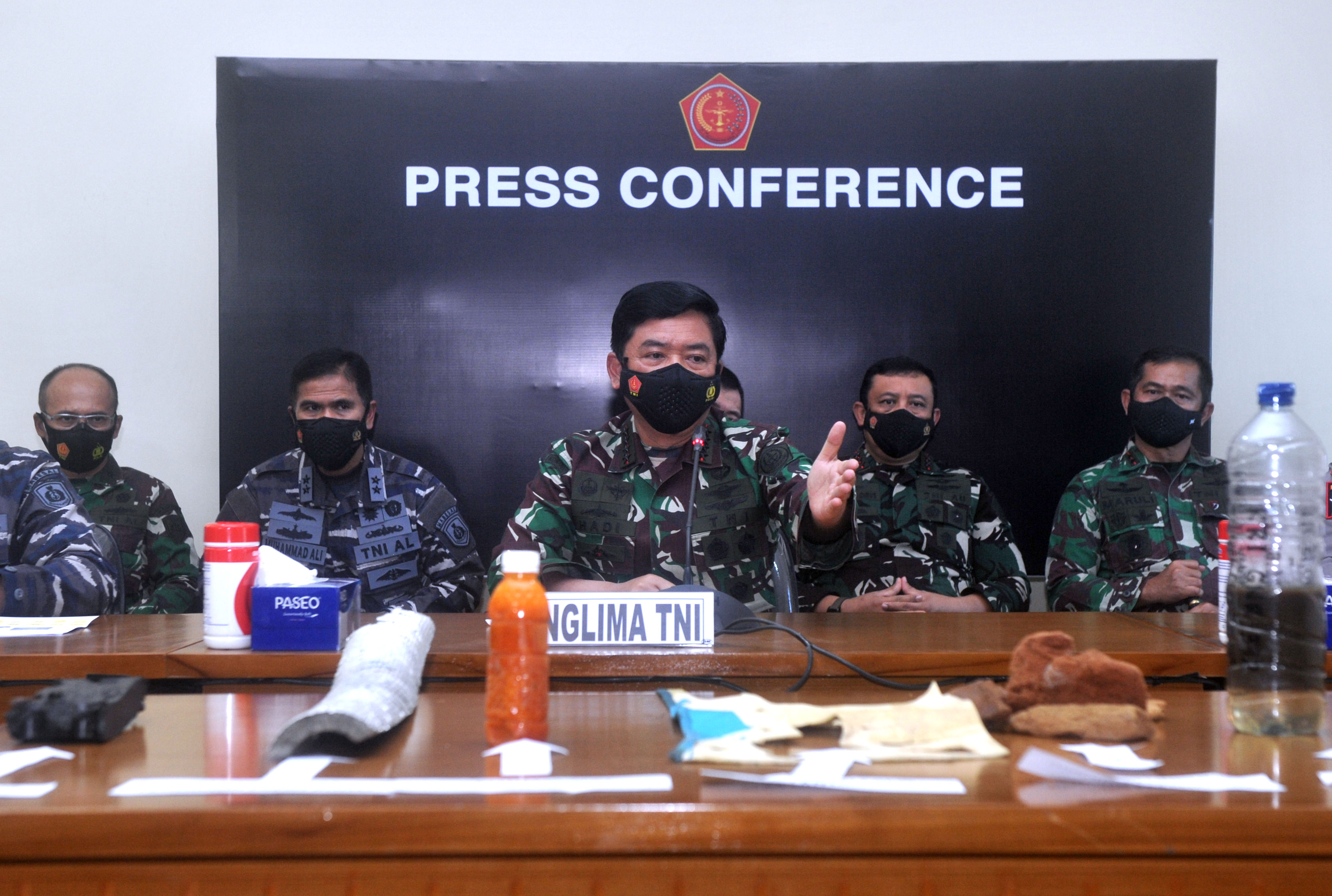 Panglima TNI Hadi Tjahjanto melakukan konferensi pers terkait KRI Nanggala-402.