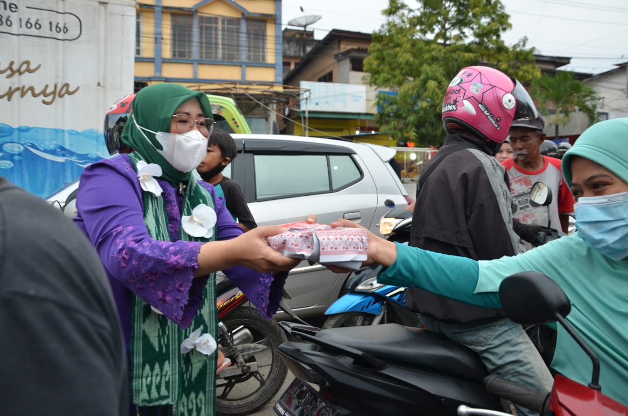 Ketua Umum DPP Perempuan Bangsa, Siti Mukaromah, yang melakukan pembagian Takjil di Pesisir Kota Kendari, Sulawesi Tenggara, Rabu (21/4/2021