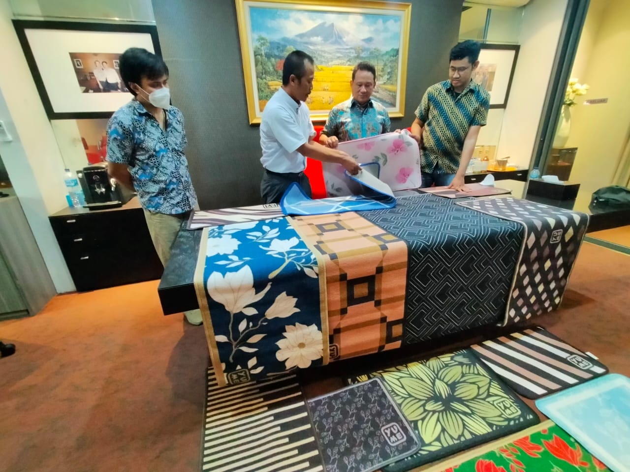 Produk karpet UMKM dari Sidoarjo selain diekspor juga siap digunakan di hotel-hotel.