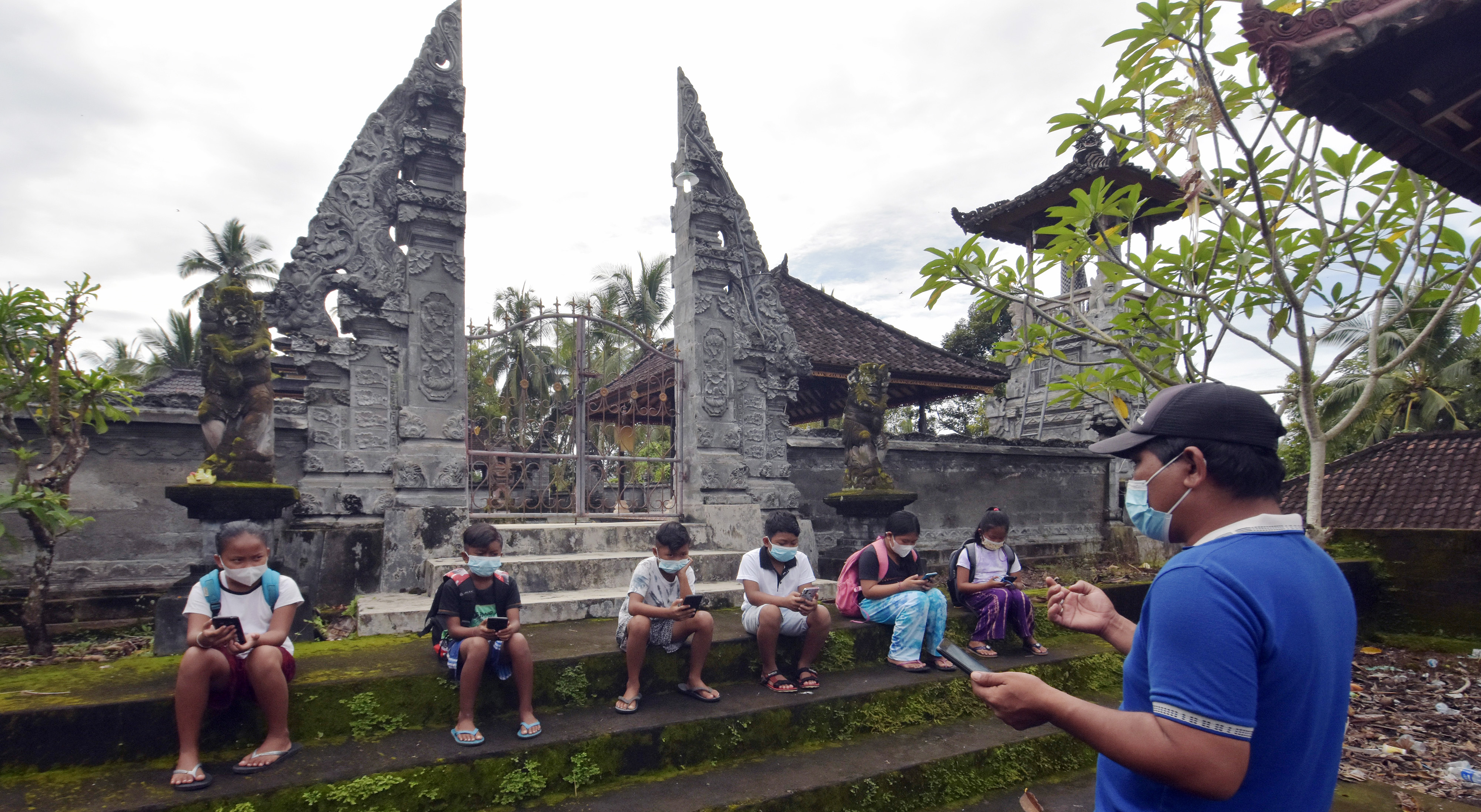  SEJUMLAH siswa sekolah dasar di Bali tengah menjalani belajar secara daring