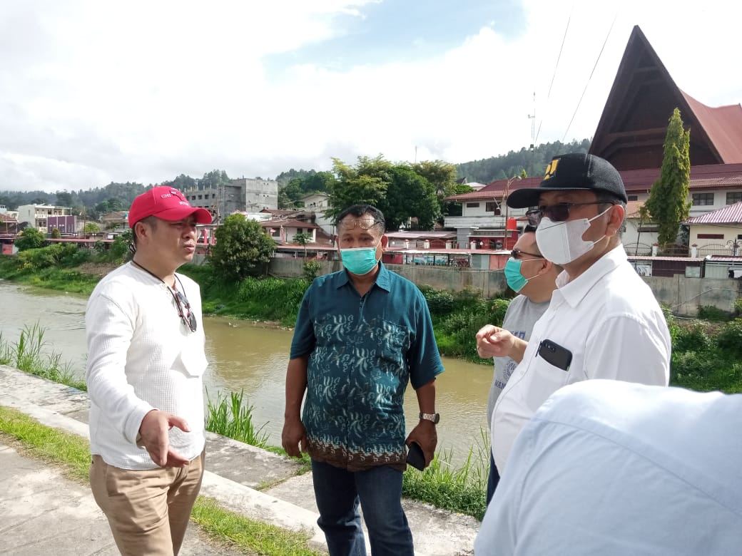Nikson Nababan, Bupati Tapanuli Utara ( kiri), bersama Selamat Simanjuntak Kepala Balai Jalan Nasional Sumatra Utara ( kanan).