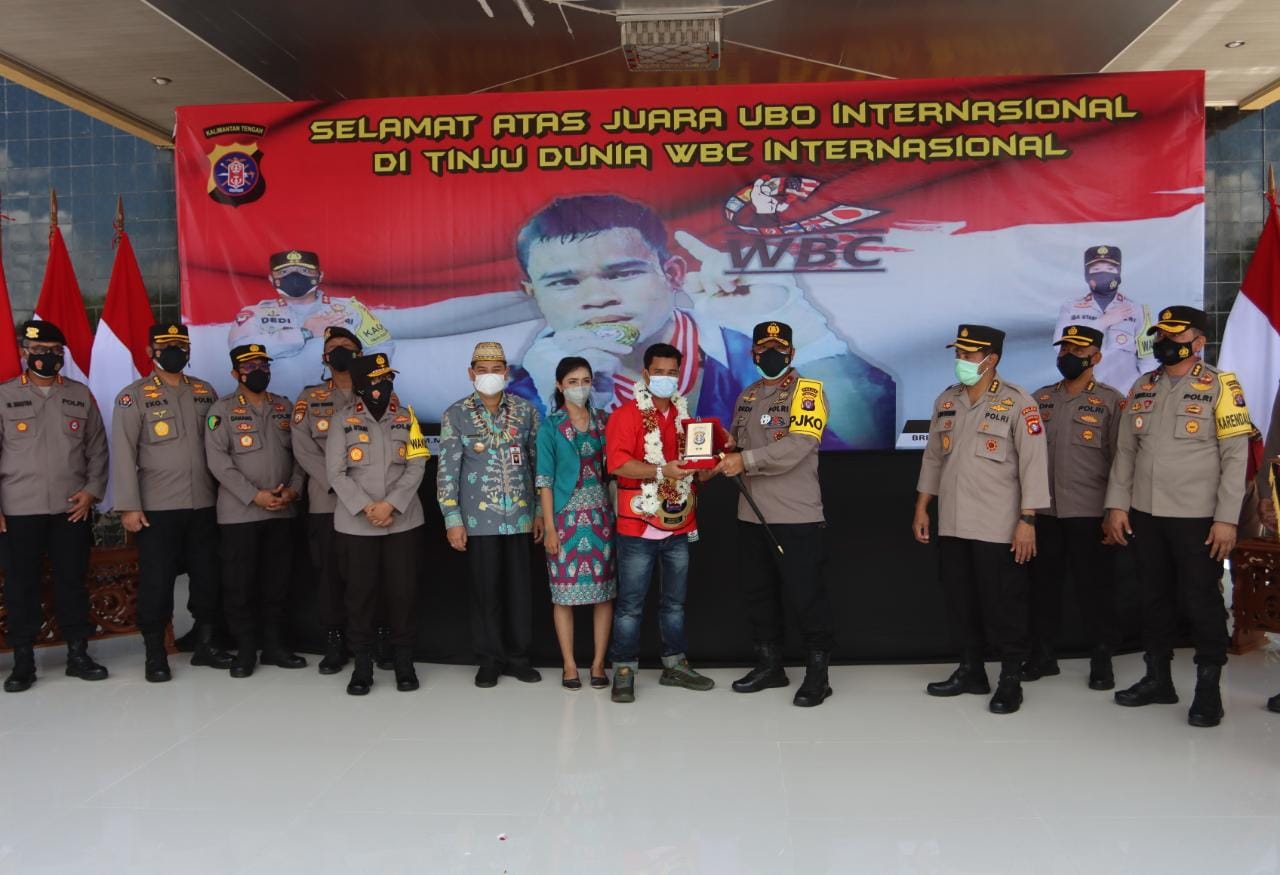 Jawara WBC terlihat telah menerima piagam penghargaan dari Kapolda dan tali asih yang diserahkan Wakapolda Brigjen Pol. Ida Oetari P.