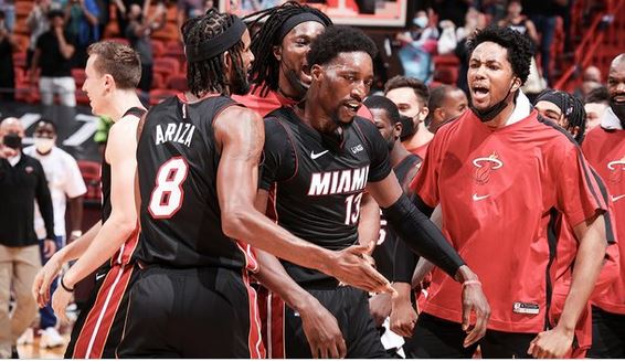 Bam Adebayo (tengah) melakukan selebrasi usai memastikan kemenangan Miami Heat atas Brooklyn Nets di laga lanjutan NBA.