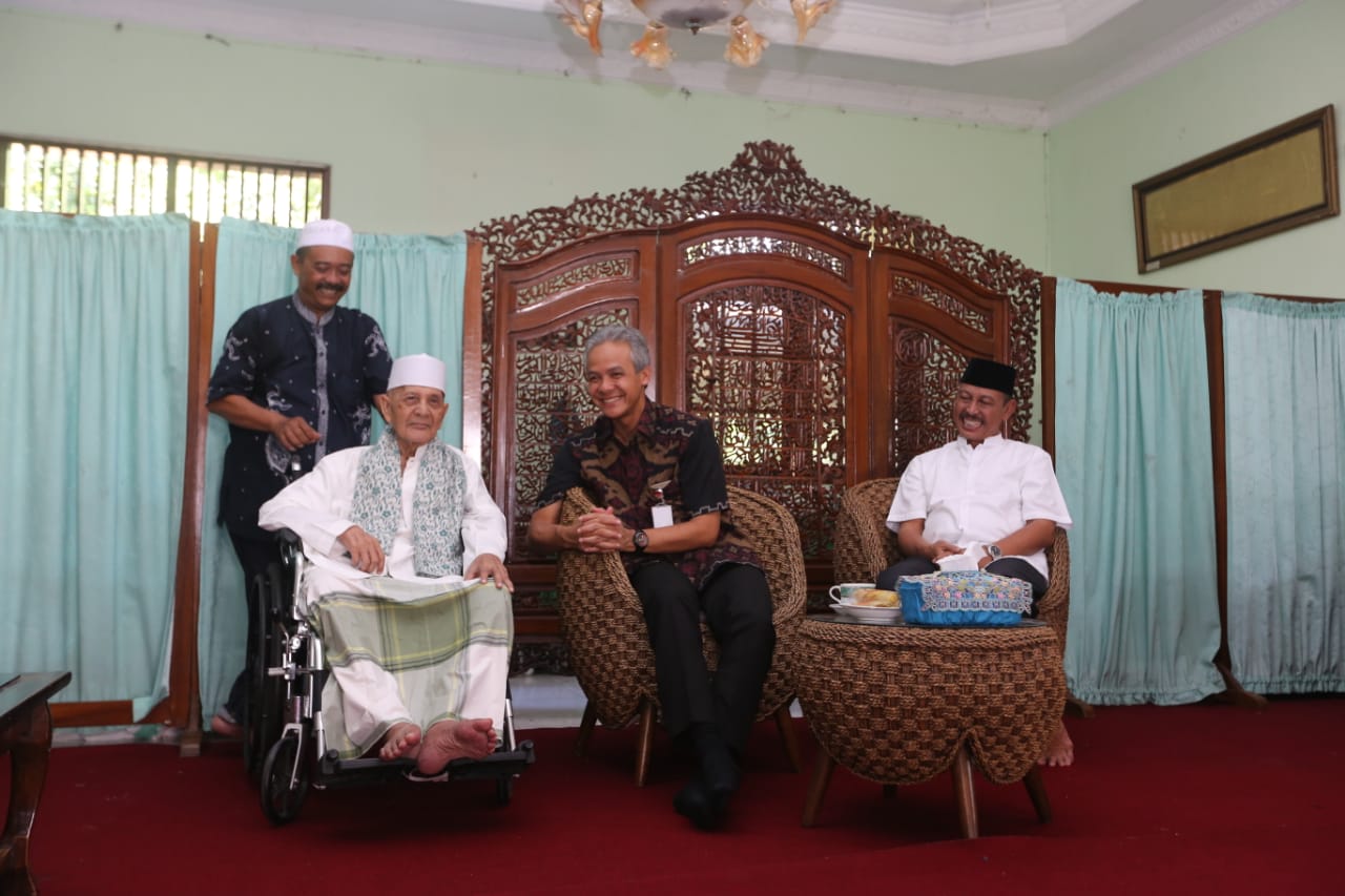 Gubernur Jawa Tengah Ganjar Pranowo (kedua dari kanan).