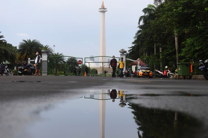 Monas saat siang hari.