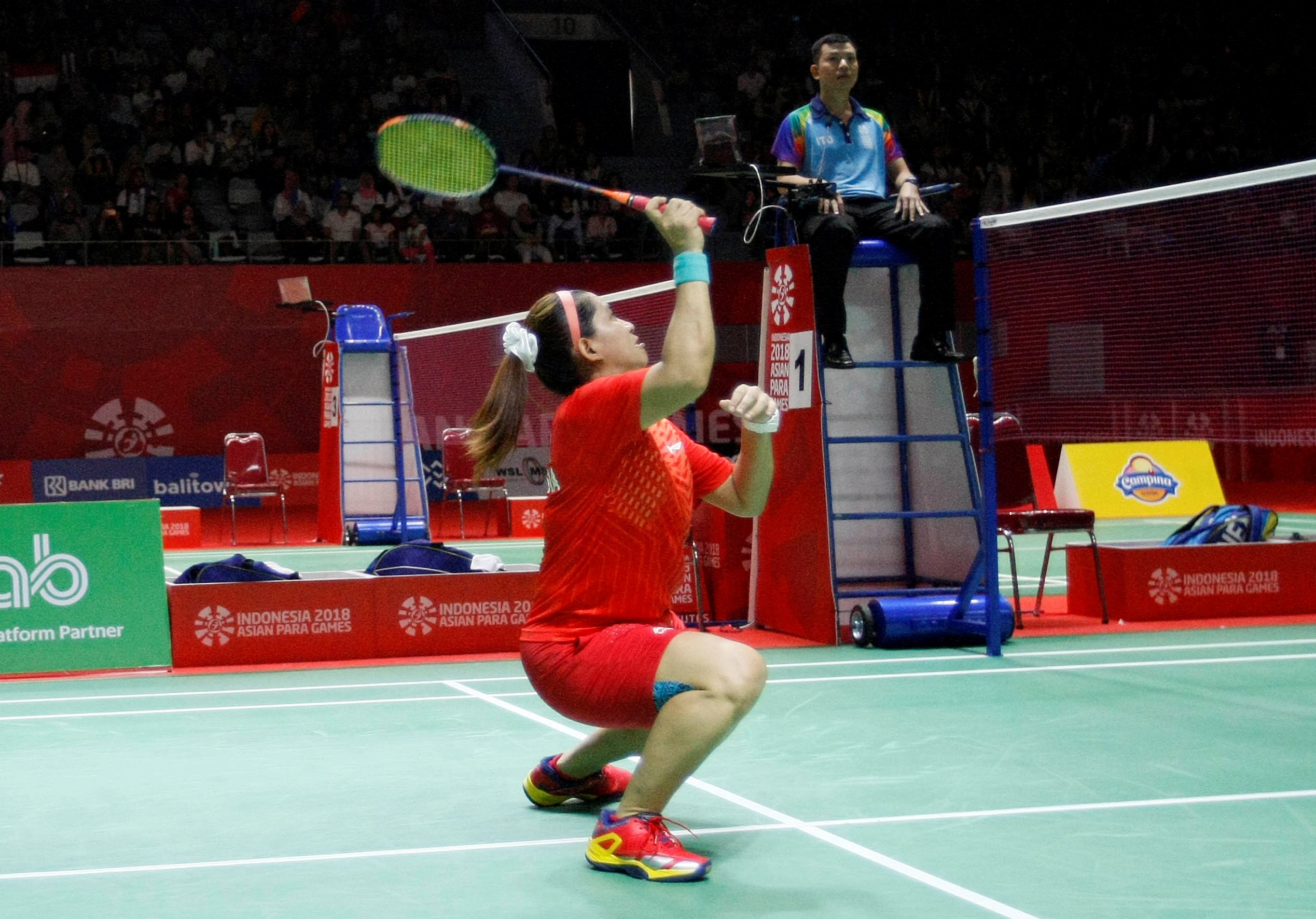 Aksi atlet para bulu tangkis Indonesia Leani Ratri Oktila pada Asian Para Games 2018 di Istora GBK, Senayan, Jakarta.