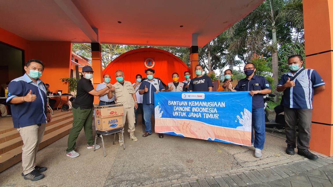 Sejumlah pimpinan dan staf Danone seusai menyerahkan bantuan ke warga Kabupaten Malang, Jawa Timur