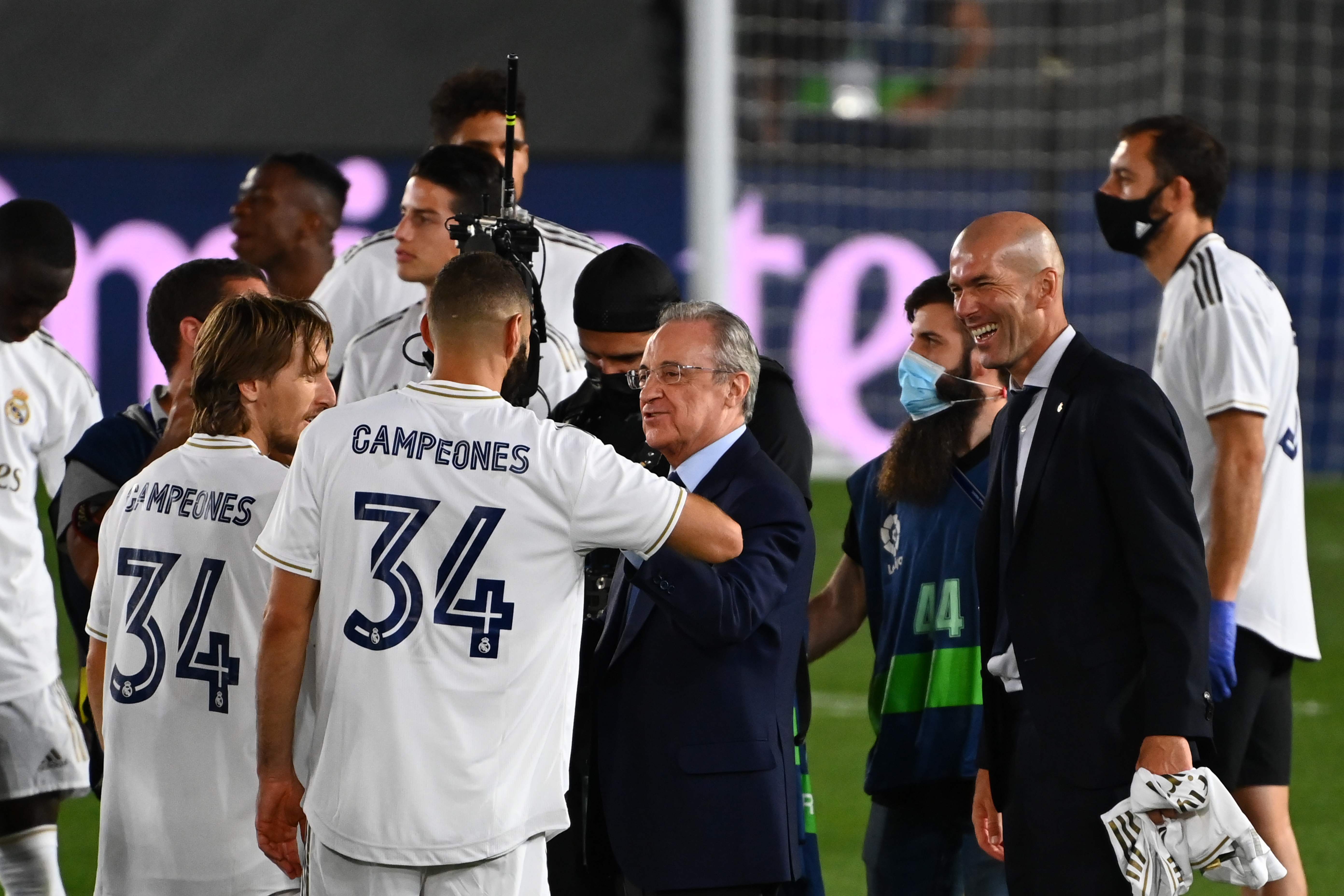  Presiden Real Madrid Florentino Perez yang didampingi pelatih Zinedine Zidane berbincang-bincang dengan para pemain Real Madrid. 