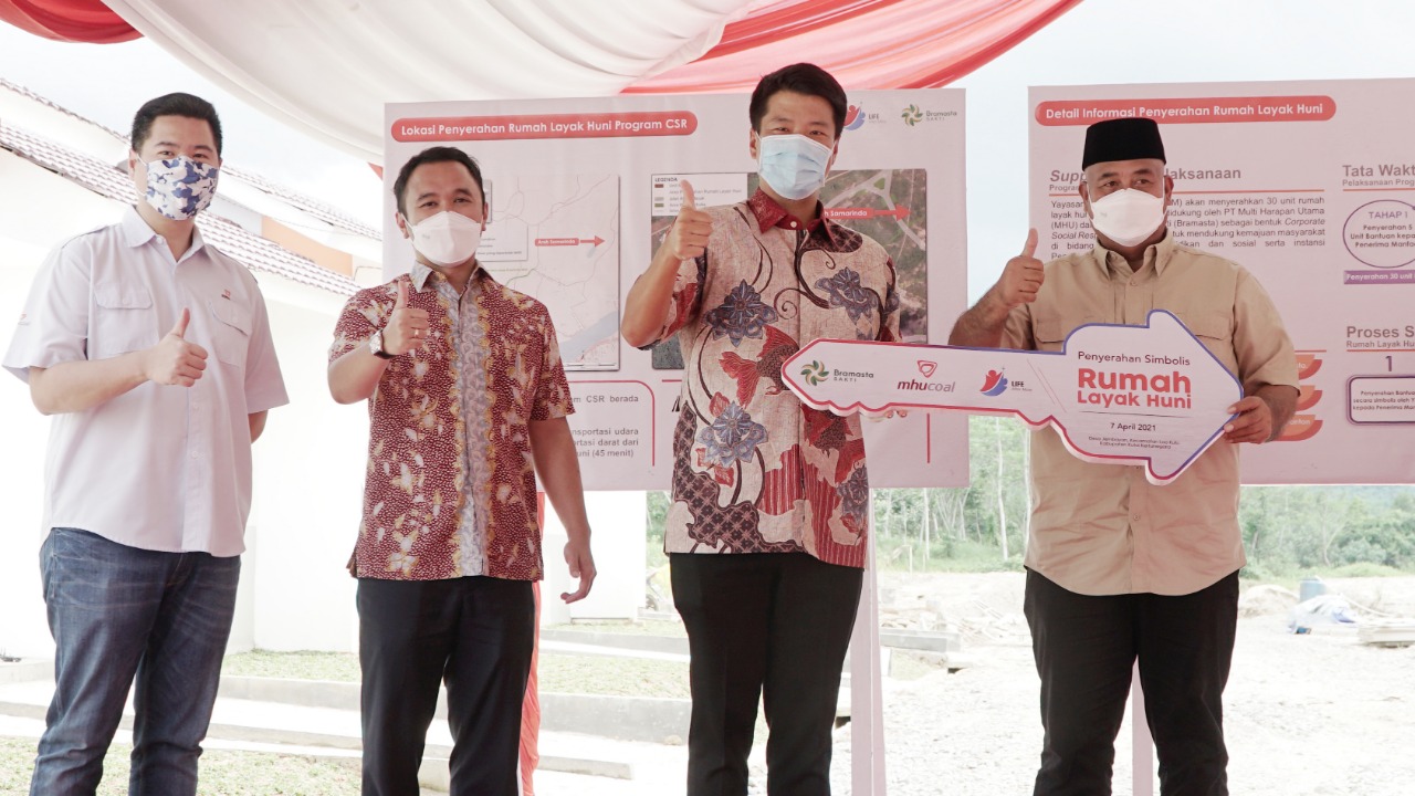 Penyerahan bantuan lima rumah layak huni Desa Jembayan, Kecamatan Loa Kulu, Kabupaten Kutai Kartanegara,  Kalimantan Timur.