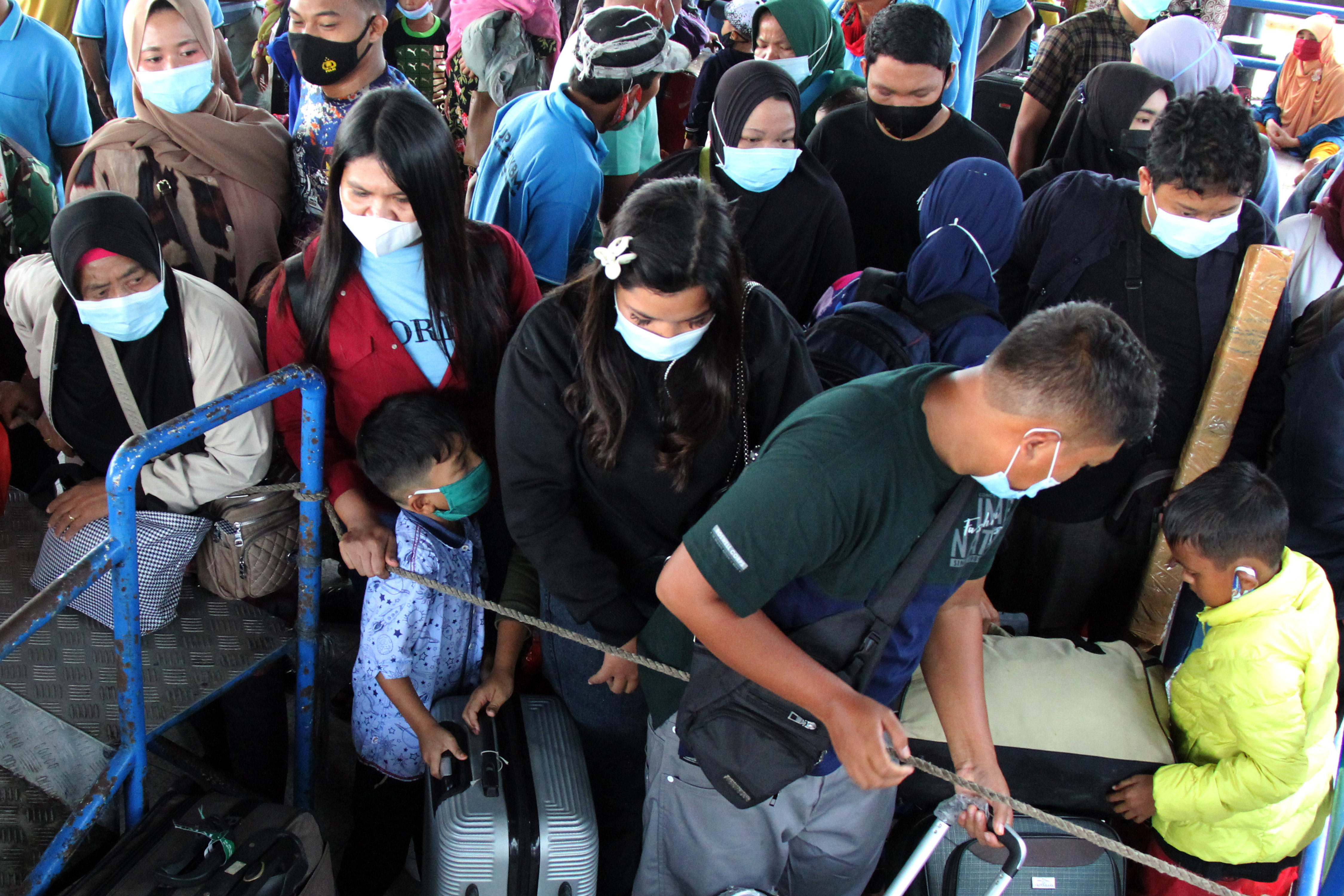 AWAS JANGAN MUDIK: Sejumlah pemudik dari Kepulauan Riau mengantre di Pelabuhan Bandar Sri Junjungan Dumai, Riau, Minggu (25/4/2021)