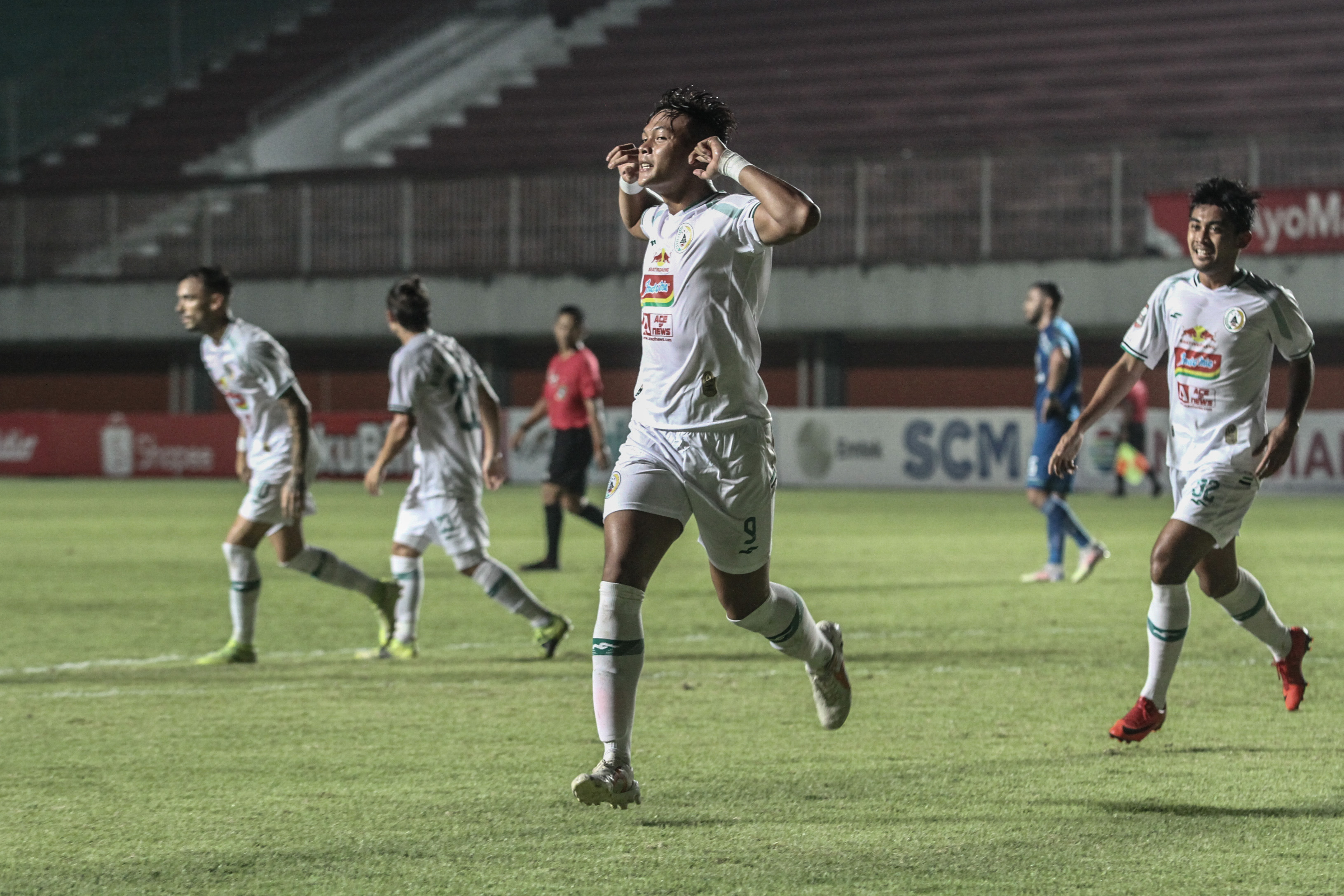 Pemain PS Sleman Saddam Emiruddin Gaffar (tengah) berselebrasi usai menjebol gawang Persib Bandung saat semifinal leg I Piala Menpora.