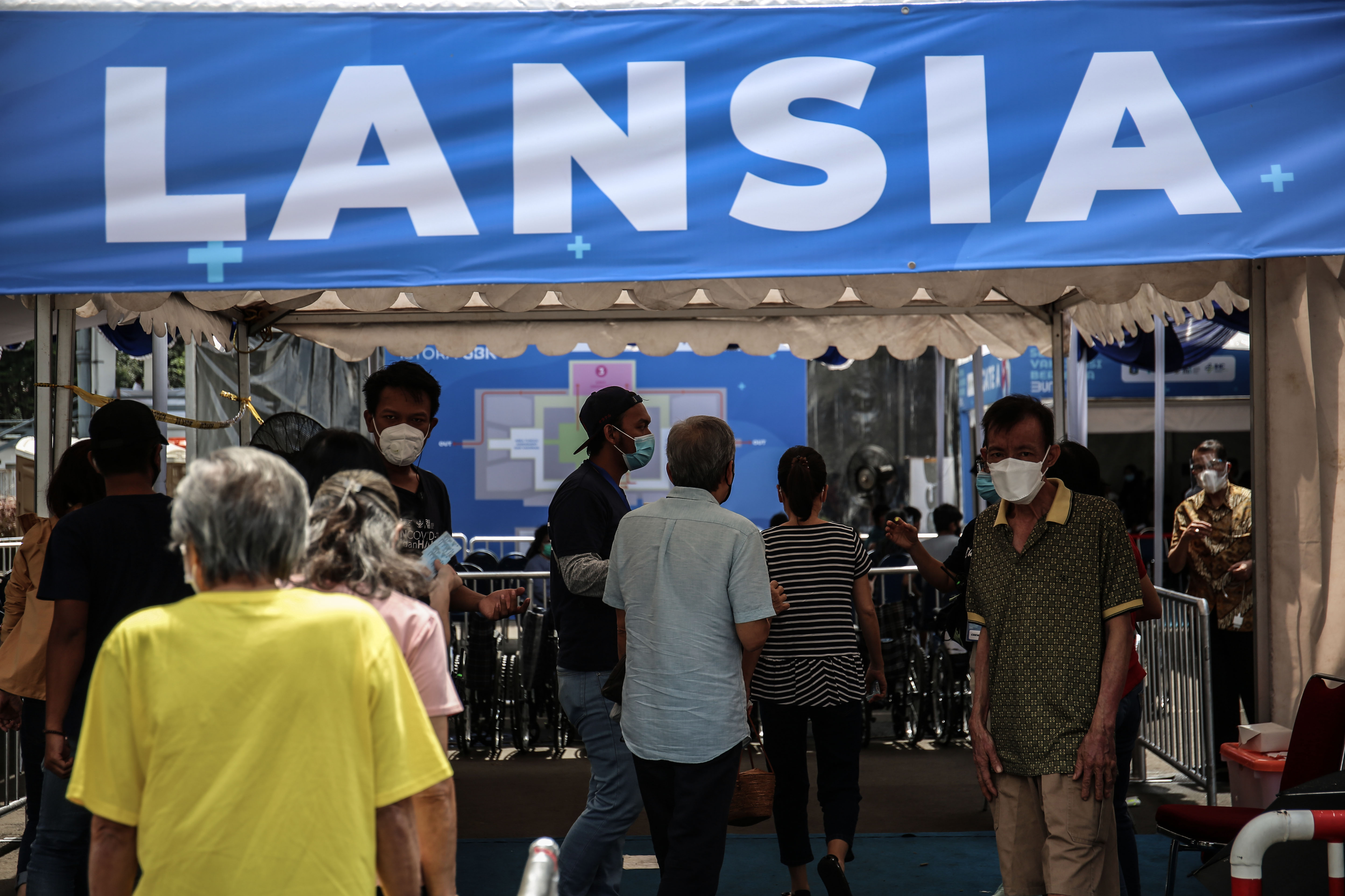 Warga lansia mendatangi Sentra Vaksinasi Bersama covid-19 di Istora Senayan, Jakarta.