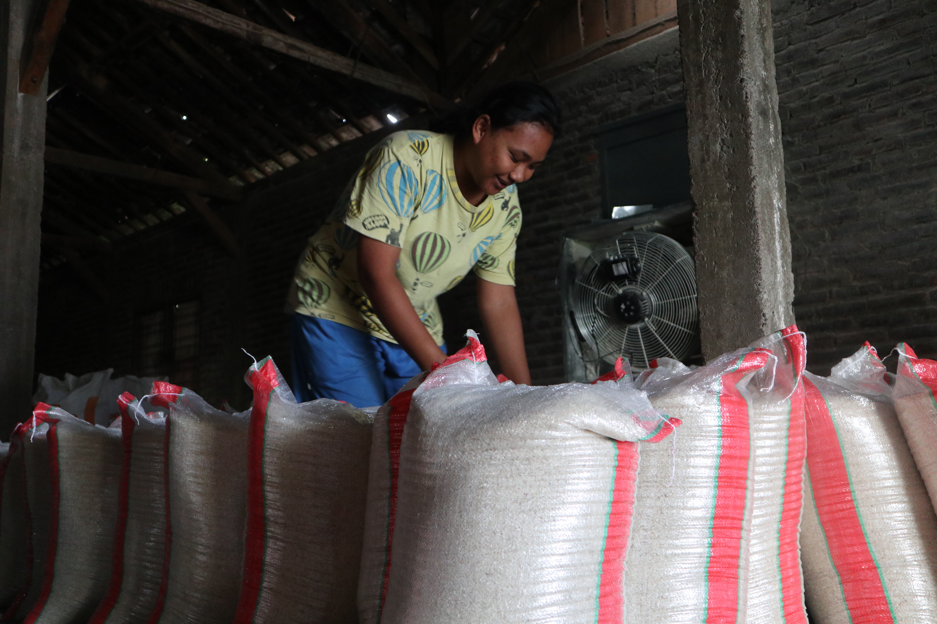 Seorang pengelola penggilingan padi di Temanggung menata beras untuk memenuhi permintaan beras zakat, Senin (26/4/2021).