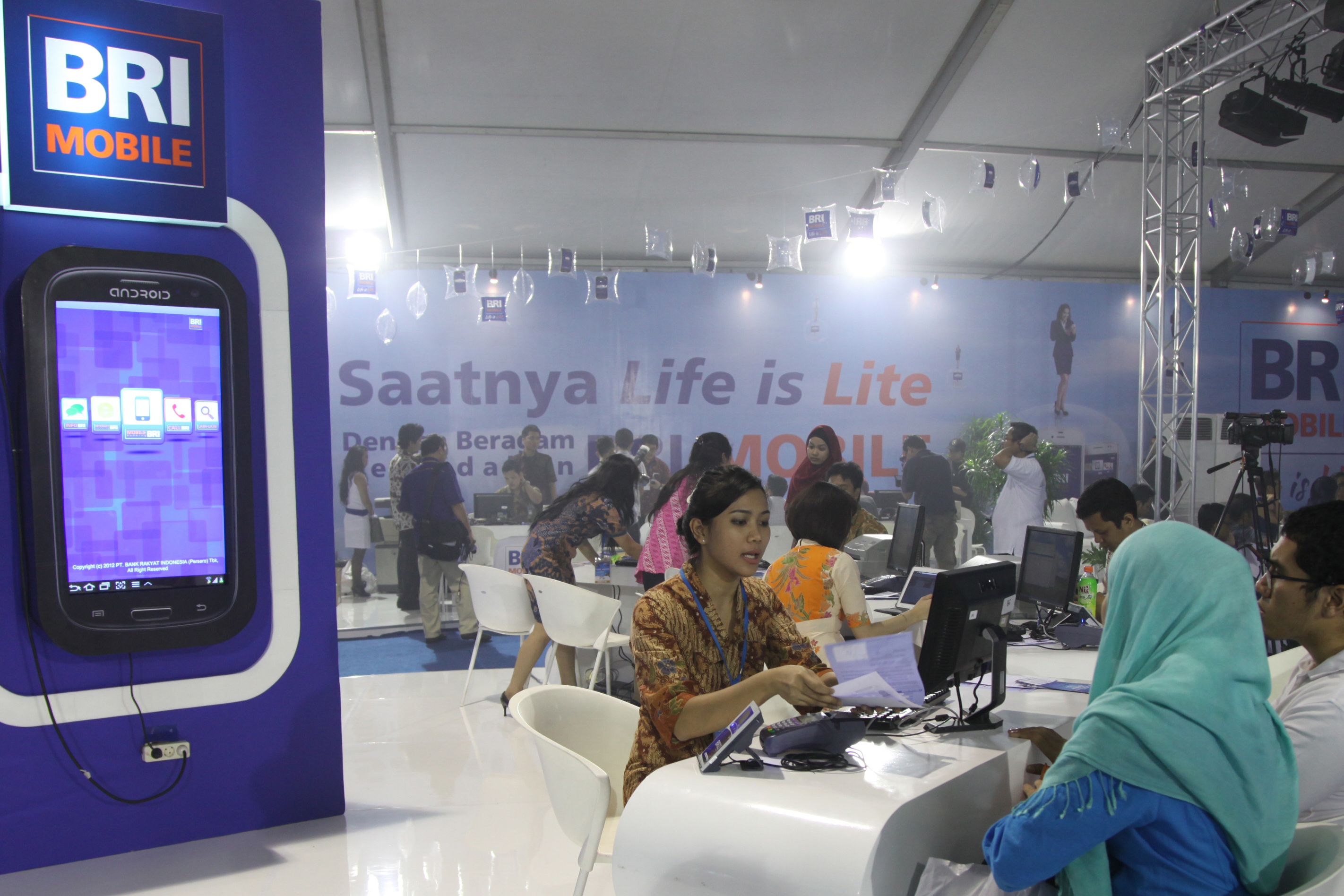 Petugas melayani nasabah yang membuka rekening di sela-sela acara Grand Launching BRI Mobile di Jakarta, beberapa waktu lalu.