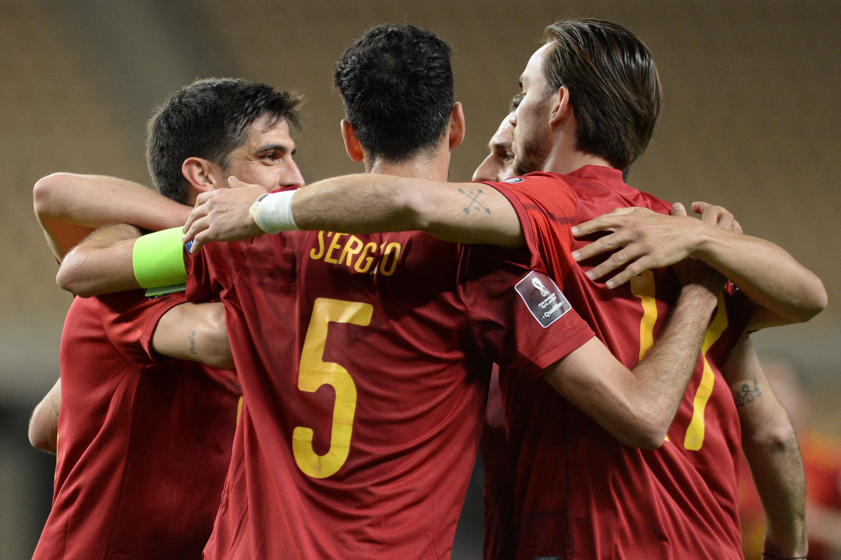 Para pemain Spanyol melakukan selebrasi usai mencetak gol ke gawang Kosovo di laga kualifikasi Piala Dunia.