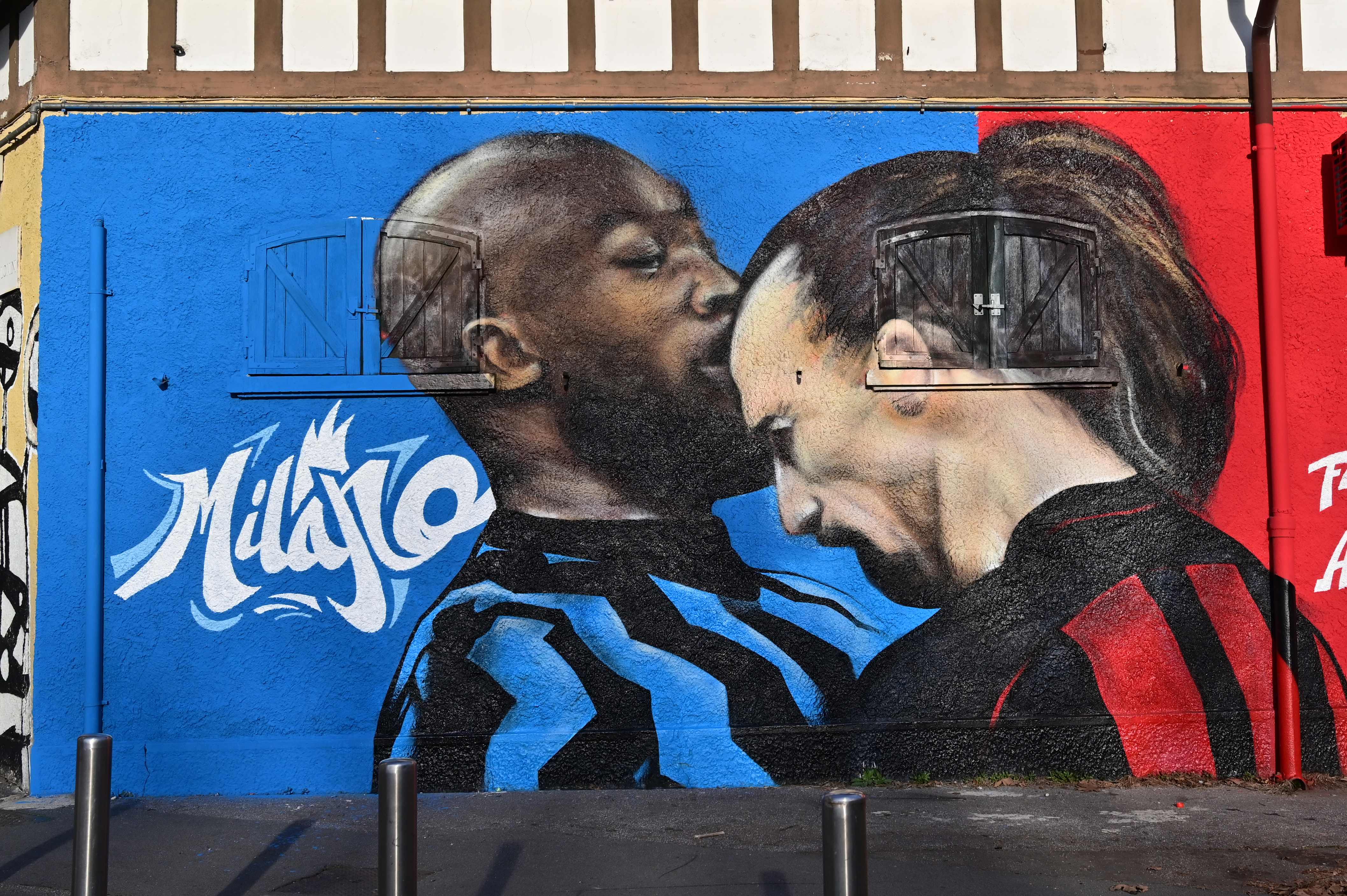 Insiden antara Romelu Lukaku dan Zlatan Ibrahimovic dalam laga Coppa Italia, Januari lalu, diabadikan dalam bentuk mural di dekat San Siro.
