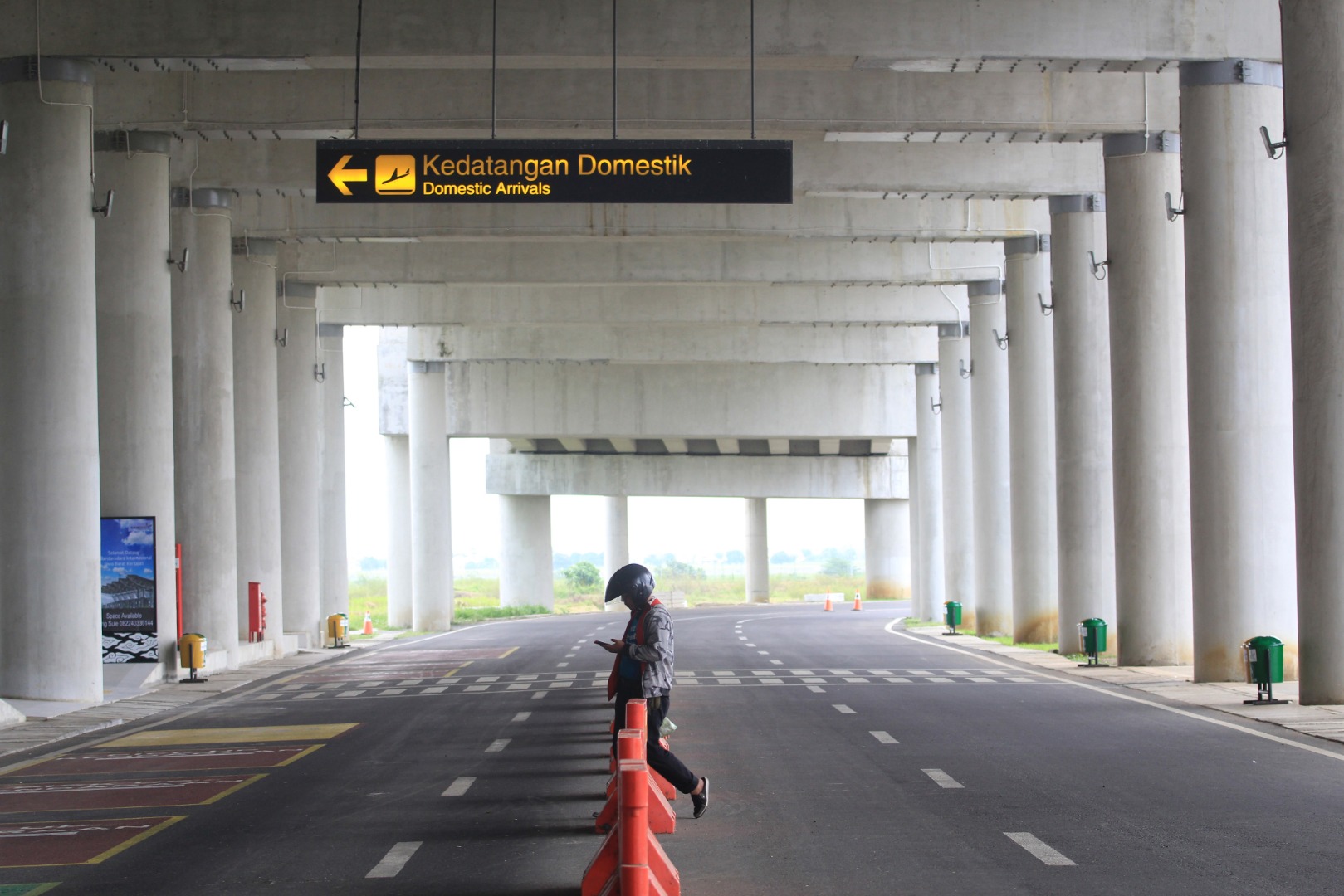 Petugas melintas di area kedatangan Bandara Internasional Kertajati, Majalengka, Jawa Barat.