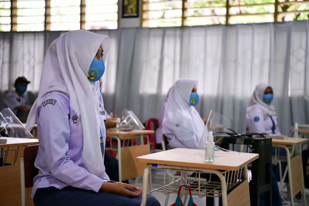 Pembelajaran tatap muka terbatas SMA/SMK/SLB di SMA Negeri 21 Makassar, Jalan Tamalanrea Raya, Sulsel, Jumat (9/4)