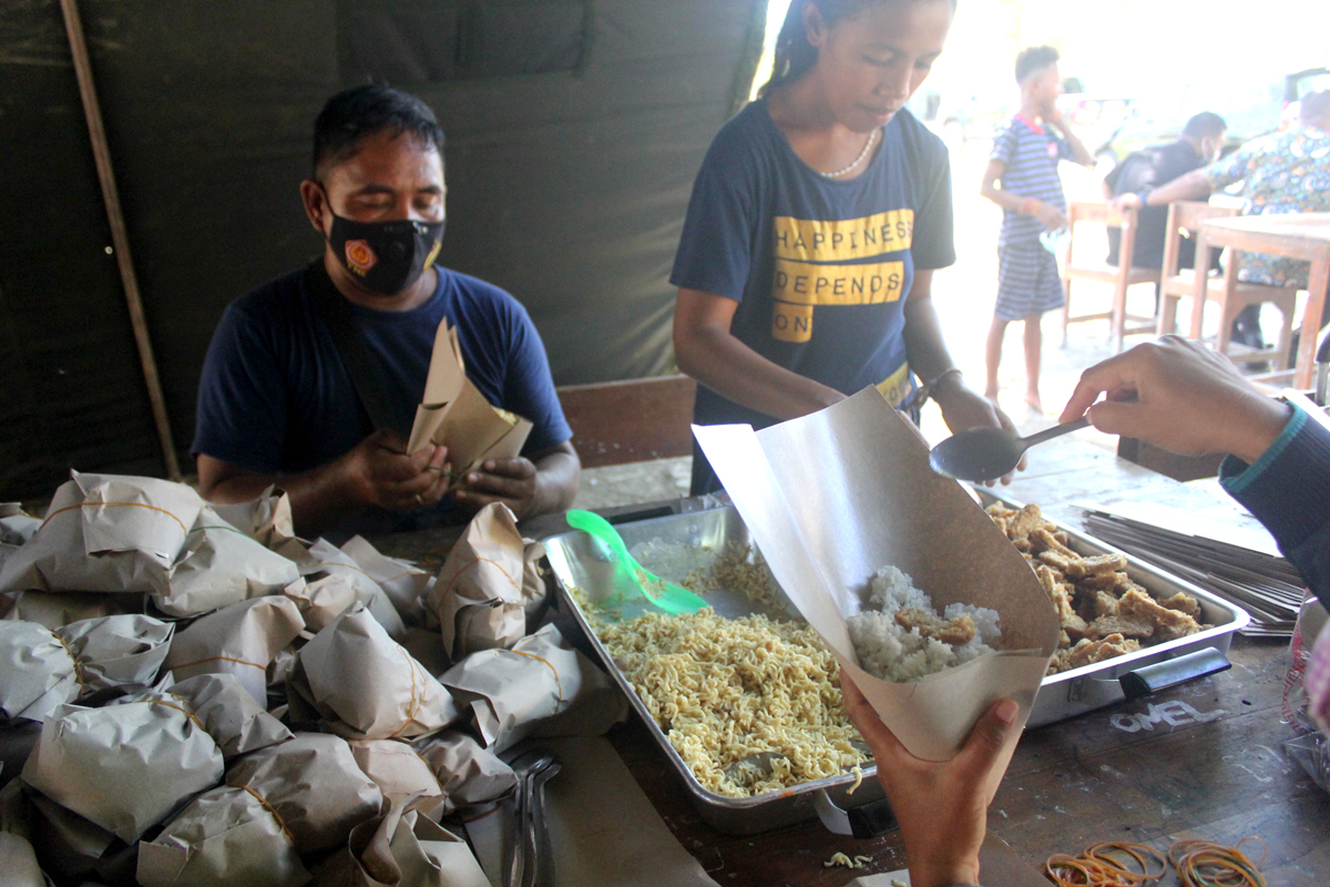 Relawan menyiapkan nasih bungkus di Posko Dapur Umum SD GMIT Tuapukan, Kecamatan Kupang Timur