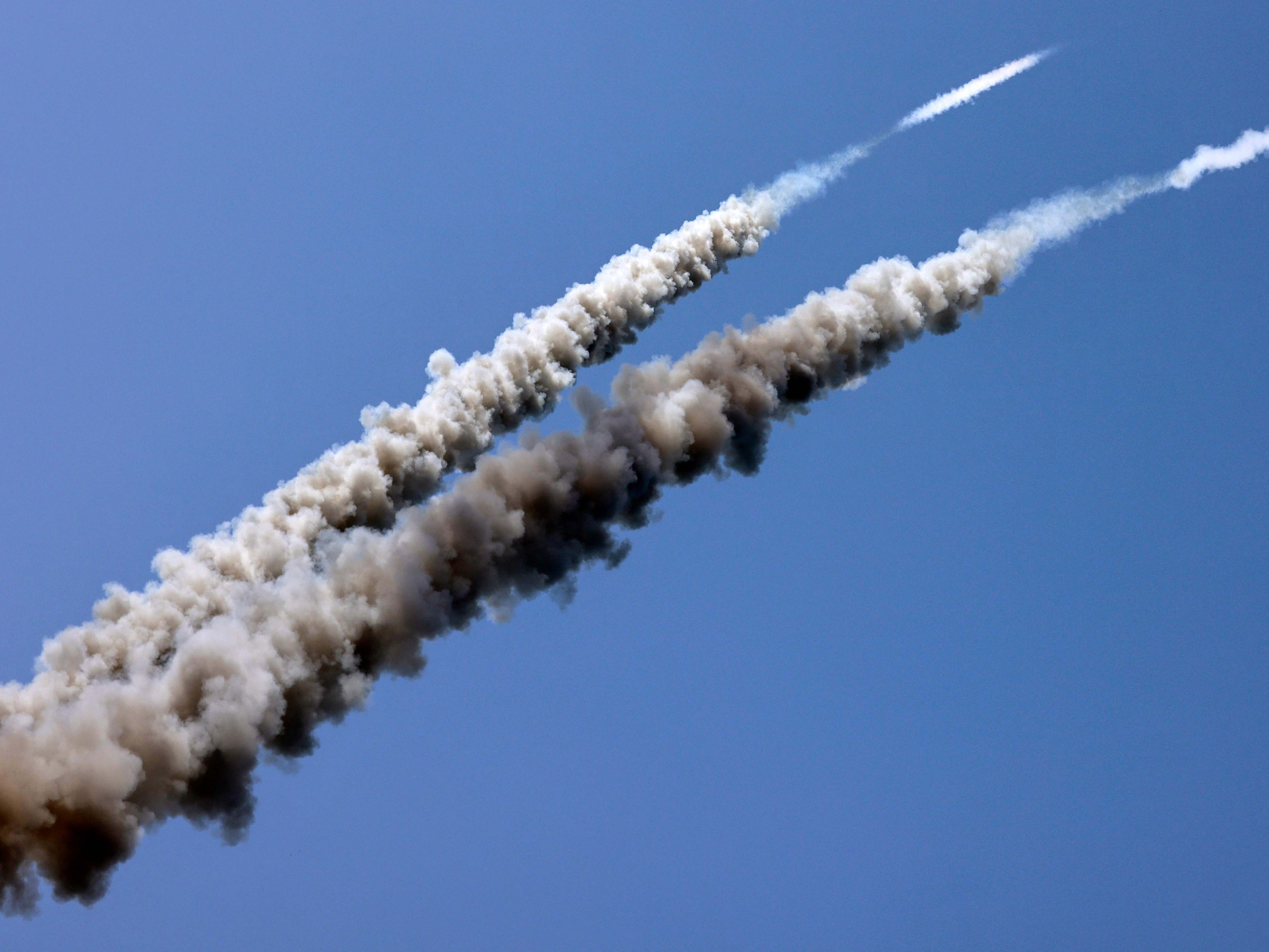 Roket ditembakkan ke laut selama latihan militer oleh anggota Brigade (24/4).