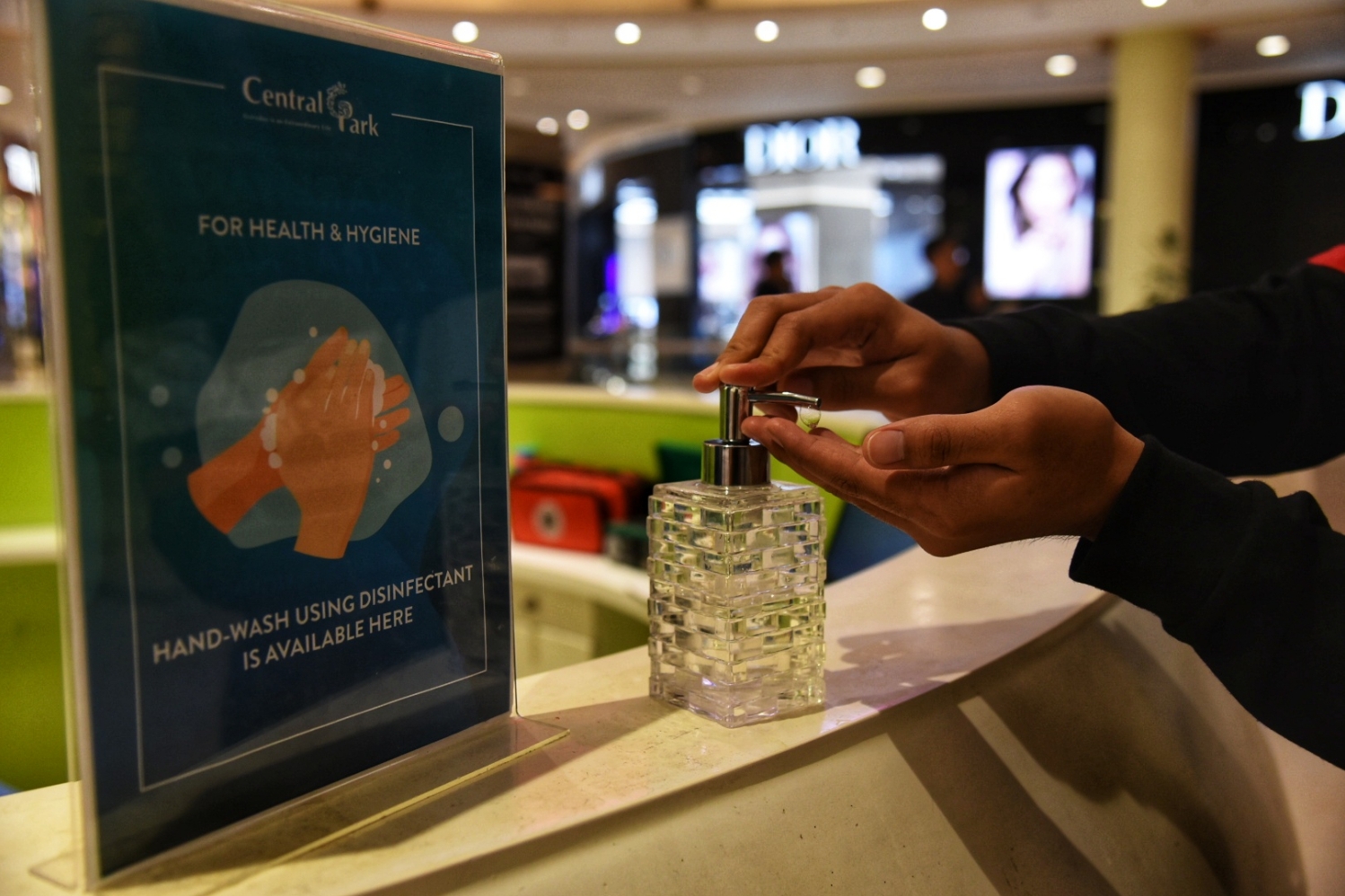 Petugas memeriksa suhu tubuh pengunjung yang hendak menyambangi Mall Central Park di Jakarta Barat, beberapa waktu lalu.