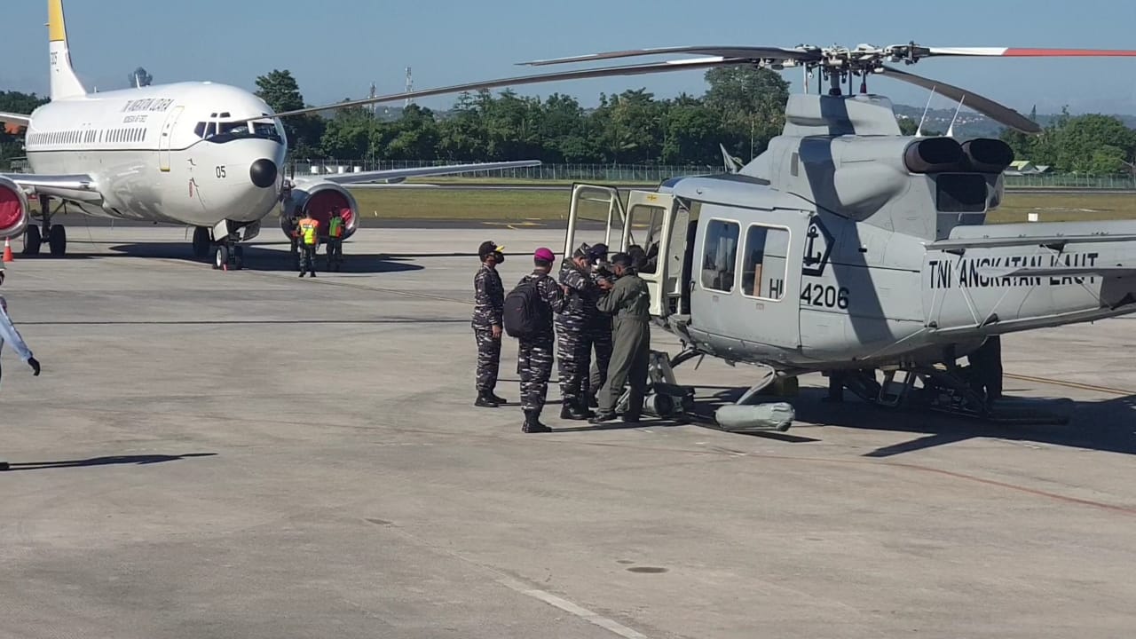 KSAL Laksmana Yudho Margono (bersiap menaiki helikopter) kembali memimpin operasi pencarian kapal selam TNI AL KRI Nanggala-402. 
