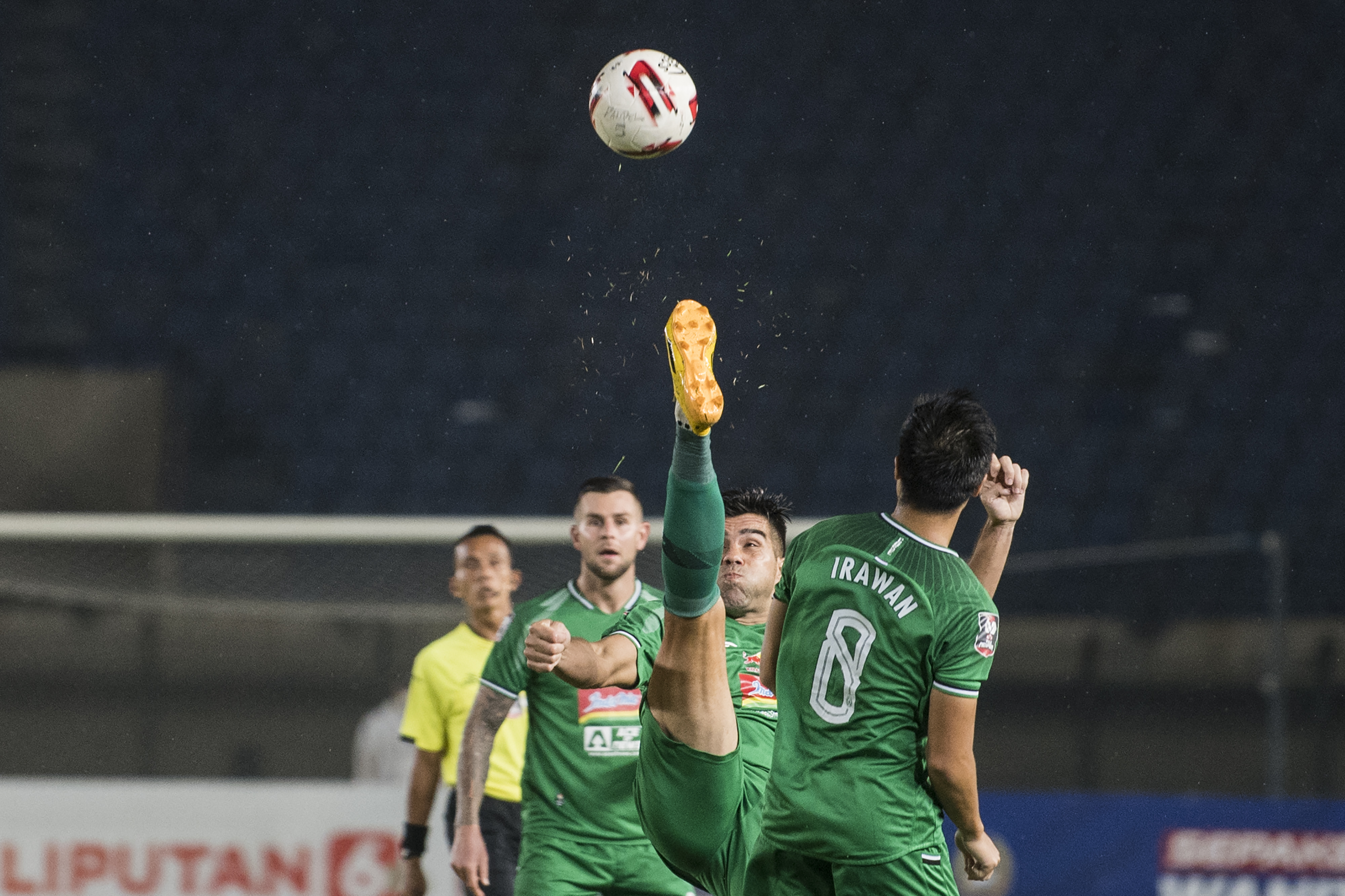 Pemain PSS Sleman Fabiano (tengah) melakukan tendangan saat perempat final Piala Menpora 2021 di Stadion Si Jalak Harupat, Bandung, Jabar.