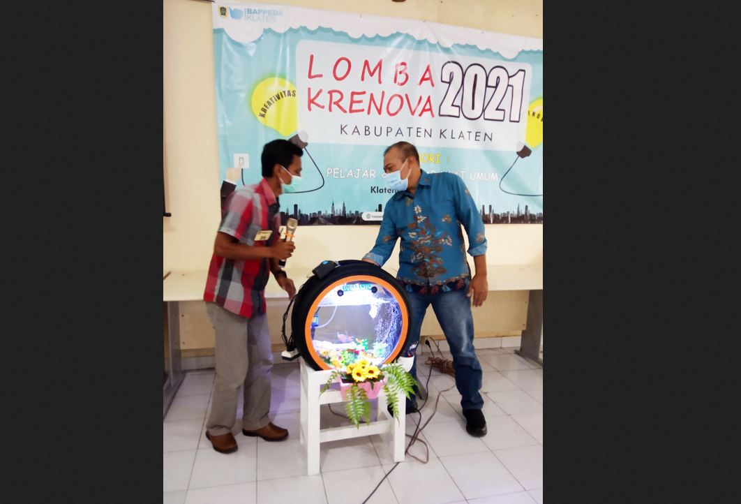 Salah satu peserta lomba krenova kategori masyarakat umum (kiri) menampilkan Aquabantik (Aquarium ban bekas cantik) temuannya.