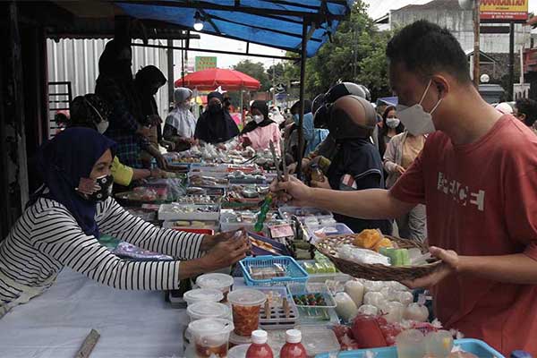 Warga membeli makanan untuk berbuka puasa di Kampung Ramadan Jogokariyan, Mantrijeron, Yogyakarta.