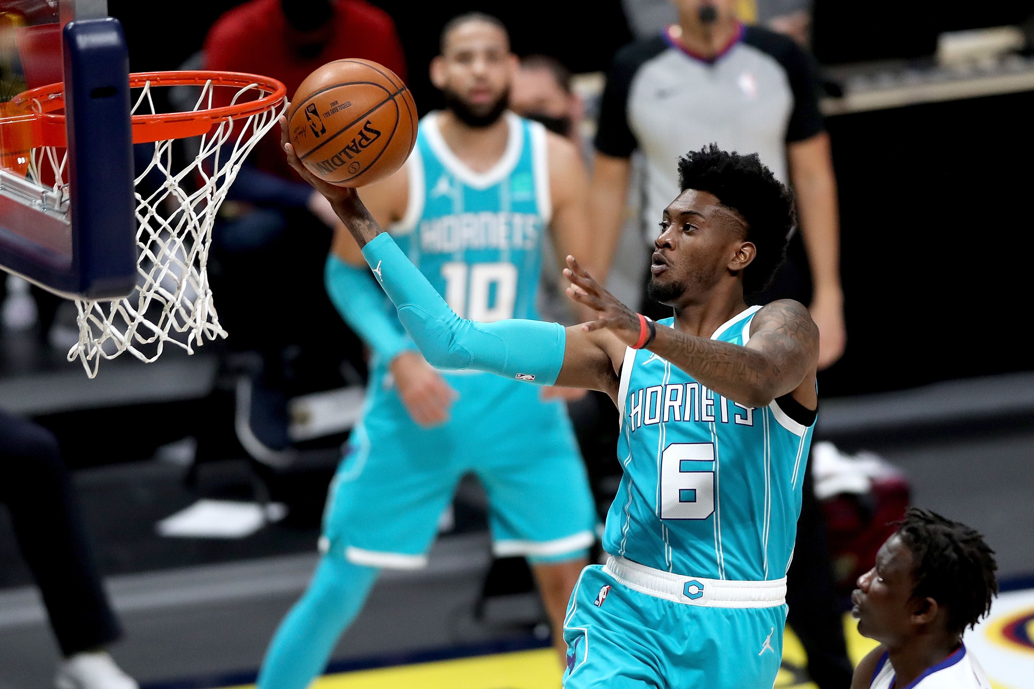 Aksi pemain Charlotte Hornets Jalen McDaniels (berkostum nomor 6) pada satu laga NBA.