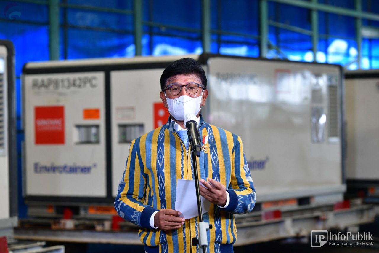 Menkominfo Jhonny G Plate mewakili pemerintah menerima vaksin tahap 10 di Bandara Soetta