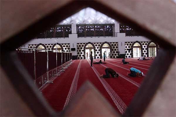 Warga sedang melakukan salat di salah satu masjid.