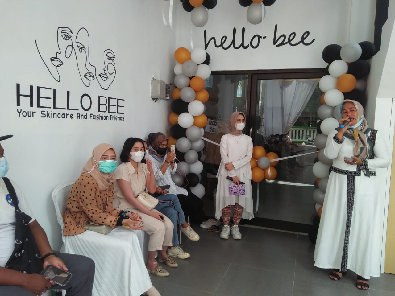  Lena, ibu Lilingling saat sambutan peresmian store, Minggu (4/4)