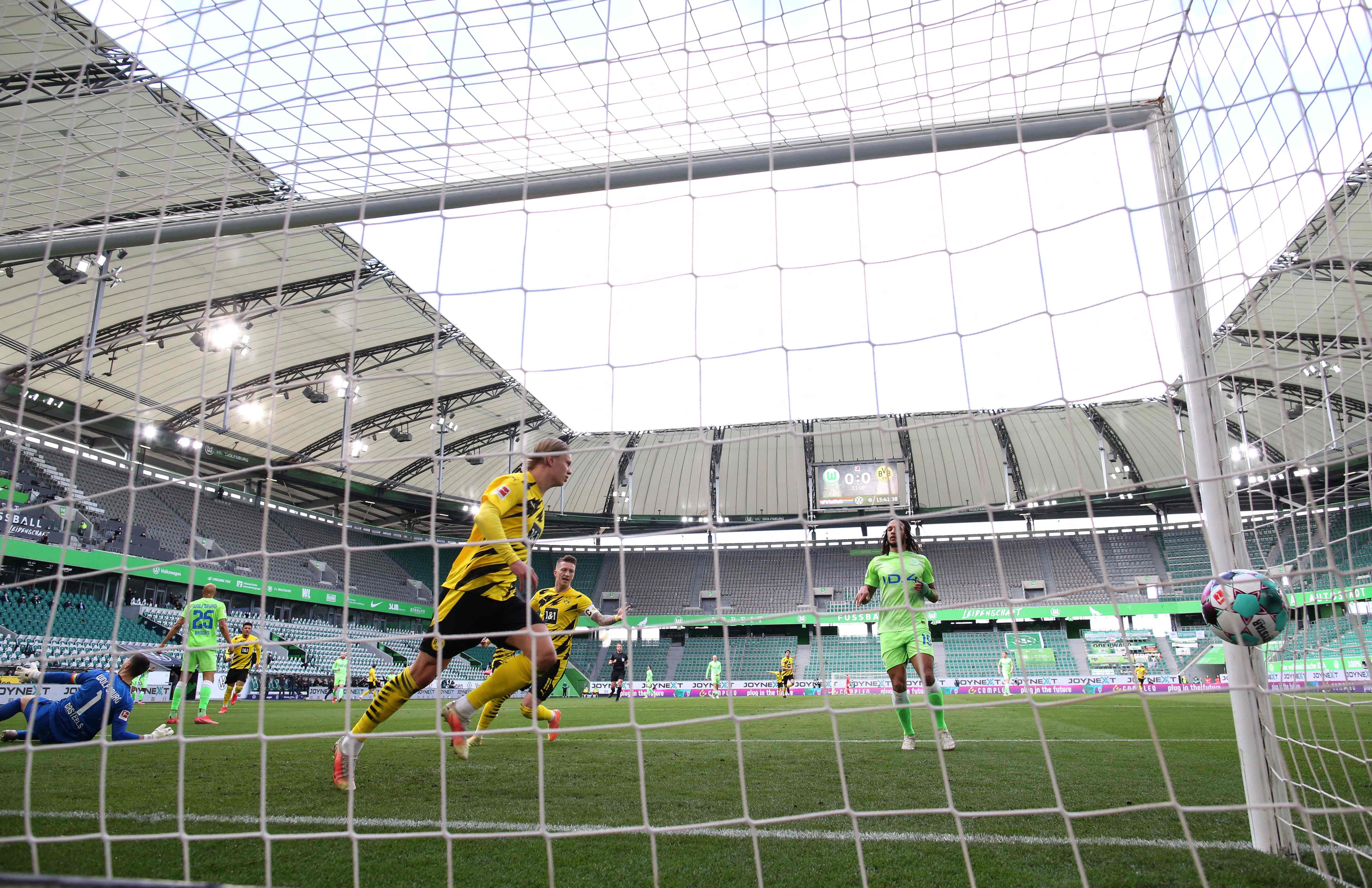 Erling Haaland berlari usai menceploskan bola ke gawang Wolfsburg