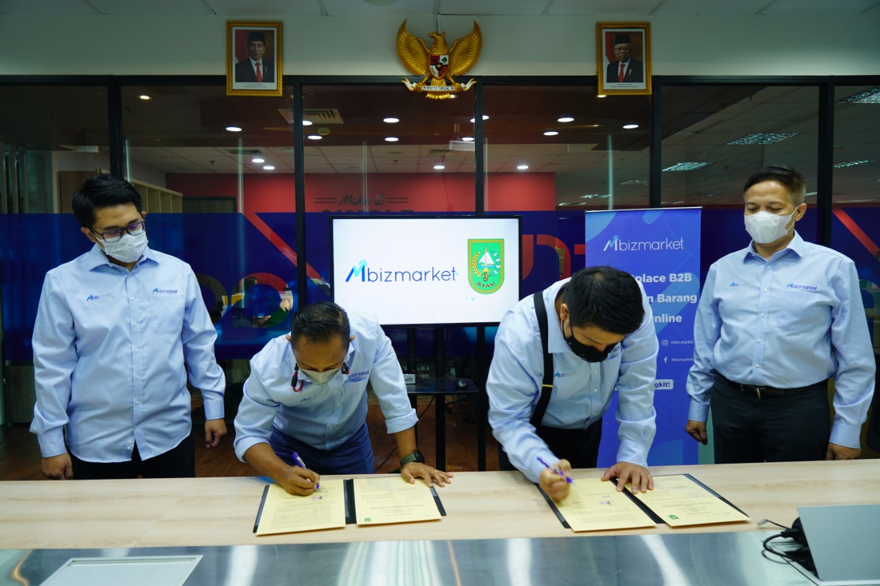 Penandatanganan MoU kerja sama Pemprov Riau dan Mbizmarket