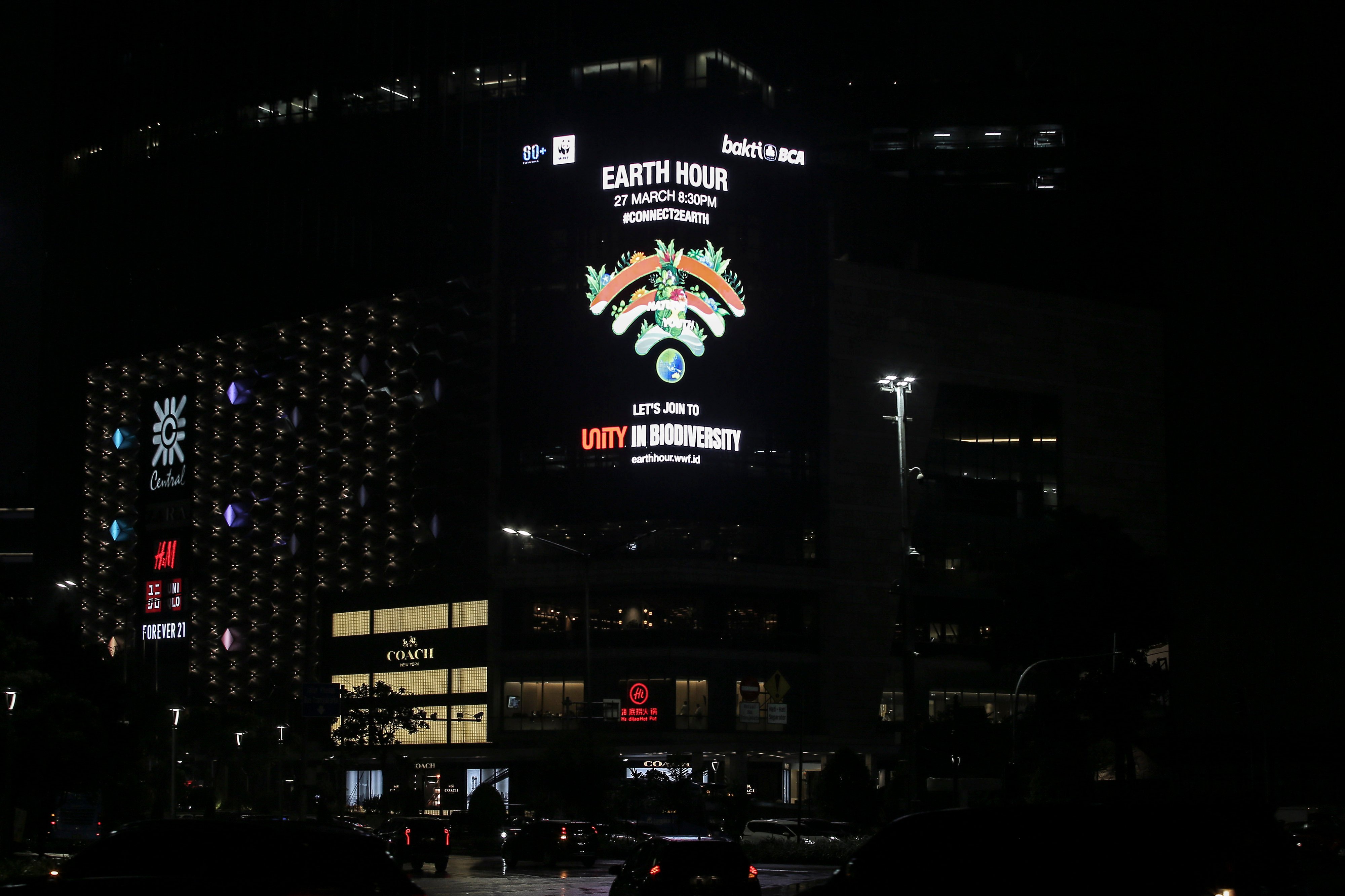 Kampanye pelaksanaan Earth Hour, salah satu upaya mengurangi emisi karbon, di kawasan Bundaran HI, Jakarta, Sabtu (27/3).