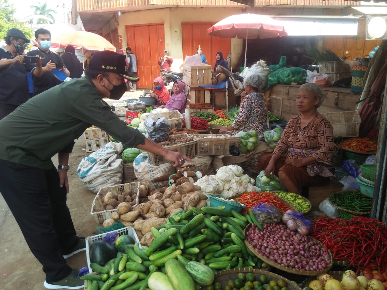 Wakil Wali kota Tegal, M. Jumadi, sidak harga kebutuhan pokok di Pasar Pagi Tegal, Jumat (31/4)