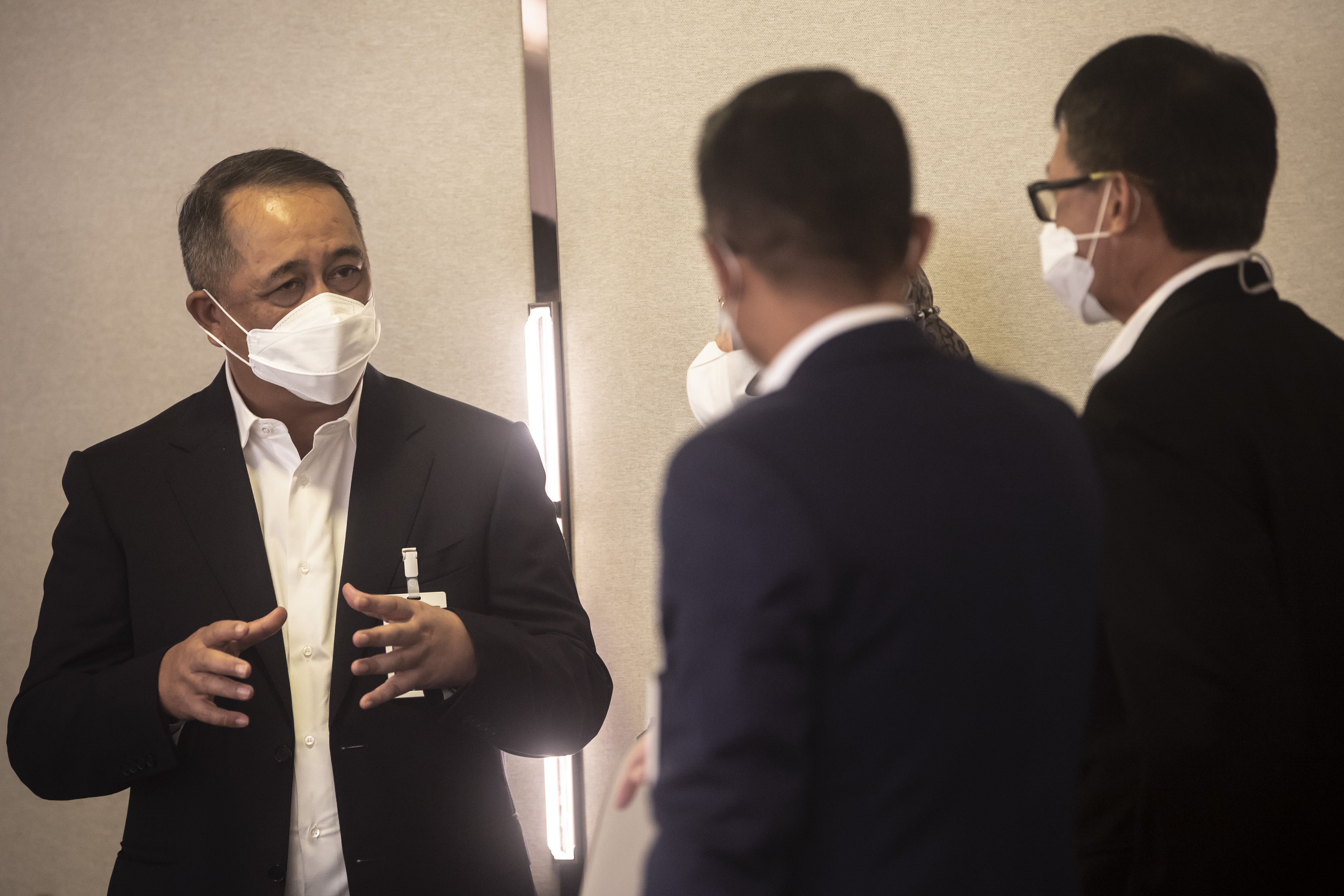 Dirut BN Royke Tumilaar (kiri) berbincang dengan direksi BNI lainnya.