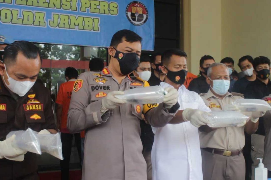 Dirreskrimsus Polda Jambi Kombes Sigit Danny Setiyono (baju putih) didampingi Kapolresta Jambi Dover Christian.