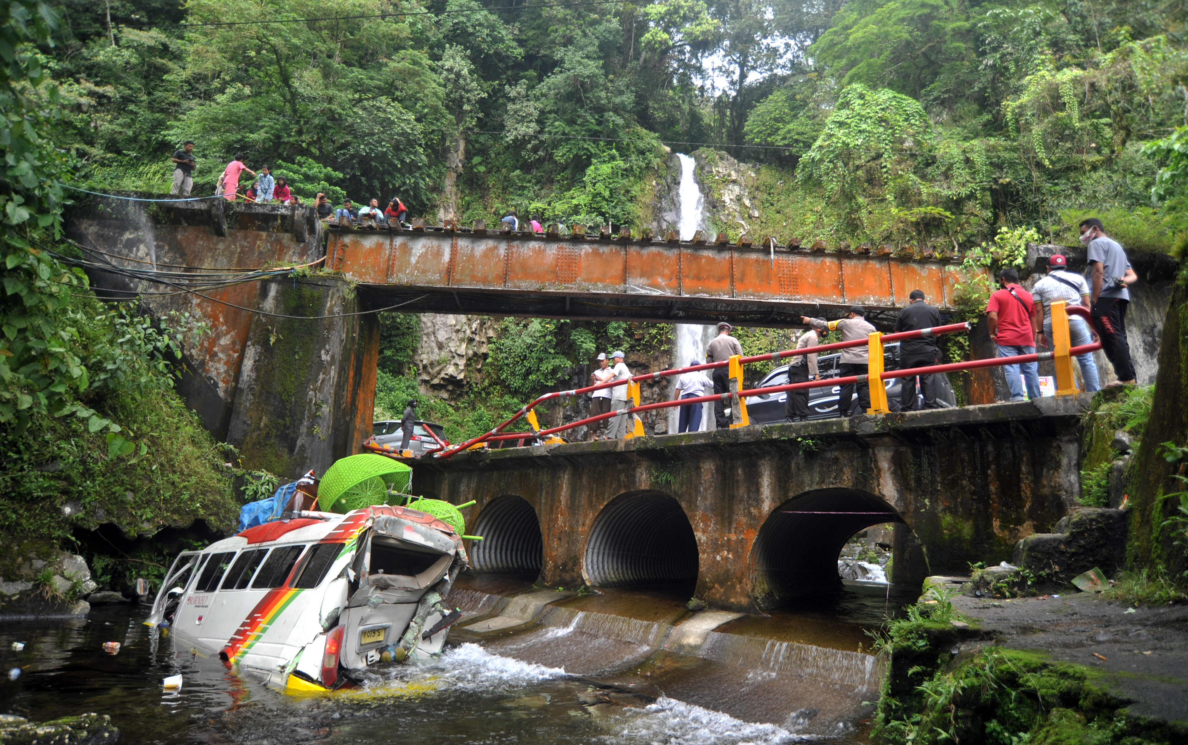 sebuah minibus yang masuk ke sungai usai kecelakan beruntun di Kawasan Lembah Anai, Kabupaten Tanah Datar, Sumatera Barat