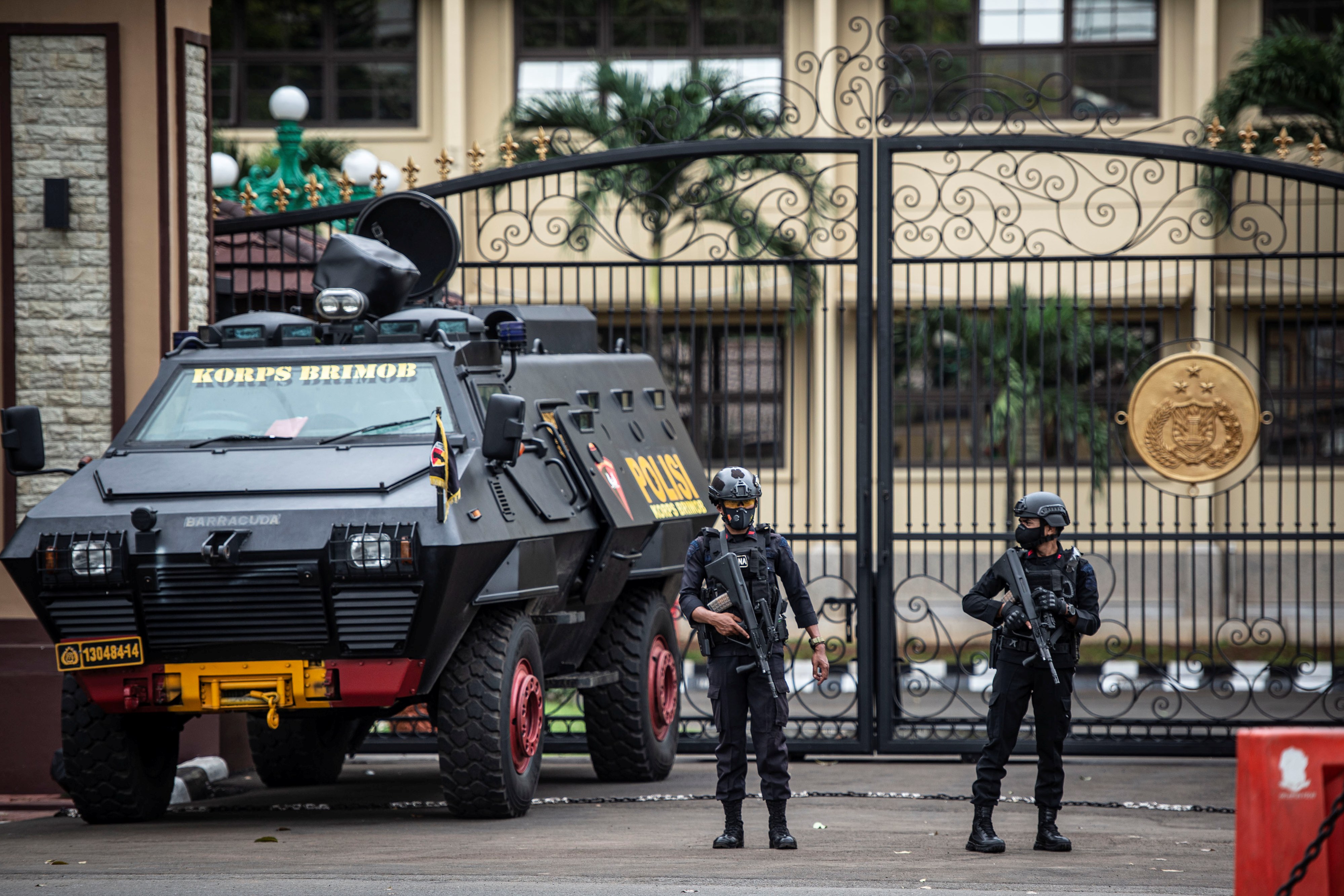 Personel kepolisian bersenjata berjaga di depan Gedung Mabes Polri, Jakarta, Kamis (1/4).