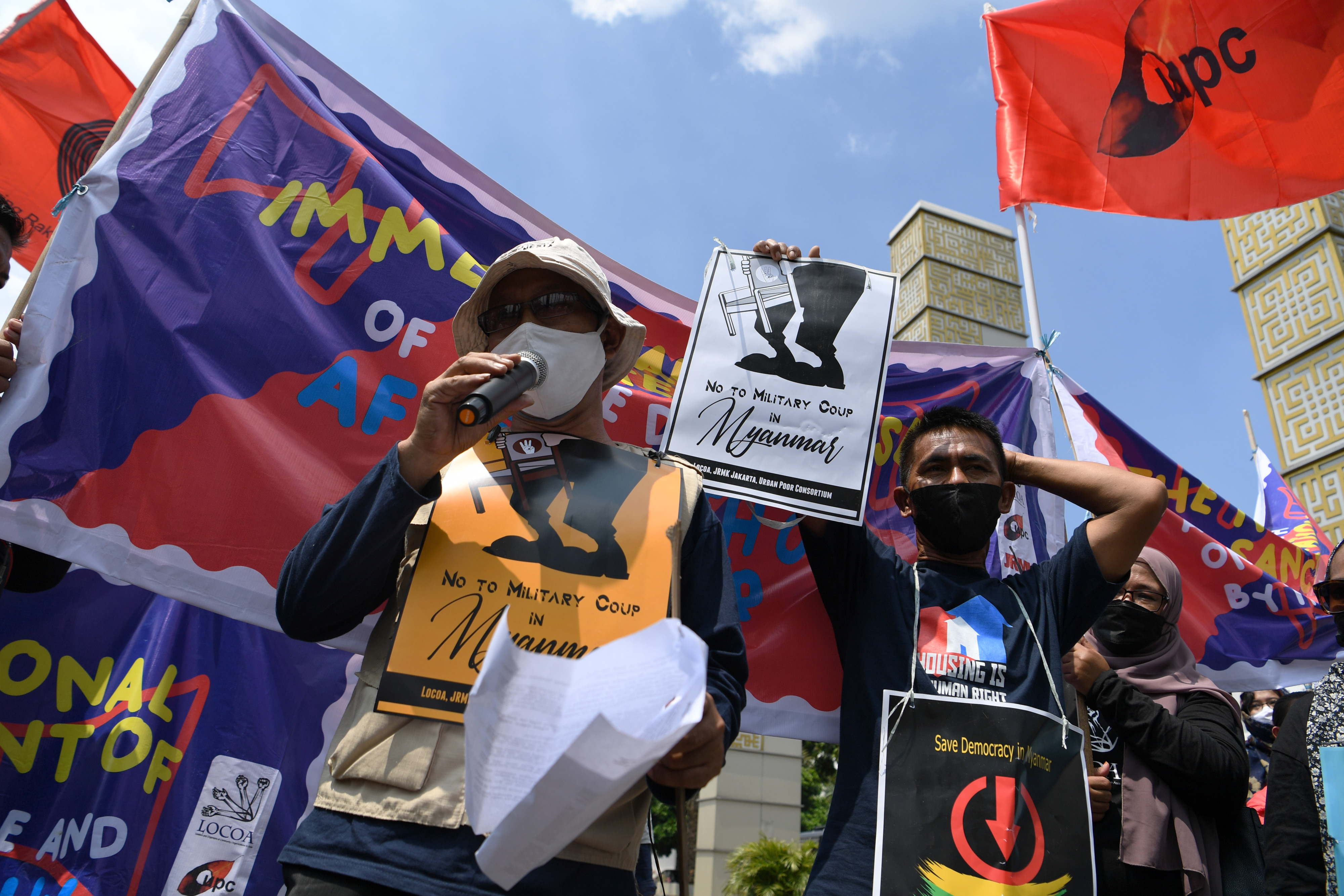 Aksi menolak kedatangan pimpinan Junta Militer Myanmar Min Aung Hlaing di Sekretariat ASEAN, Jakarta.