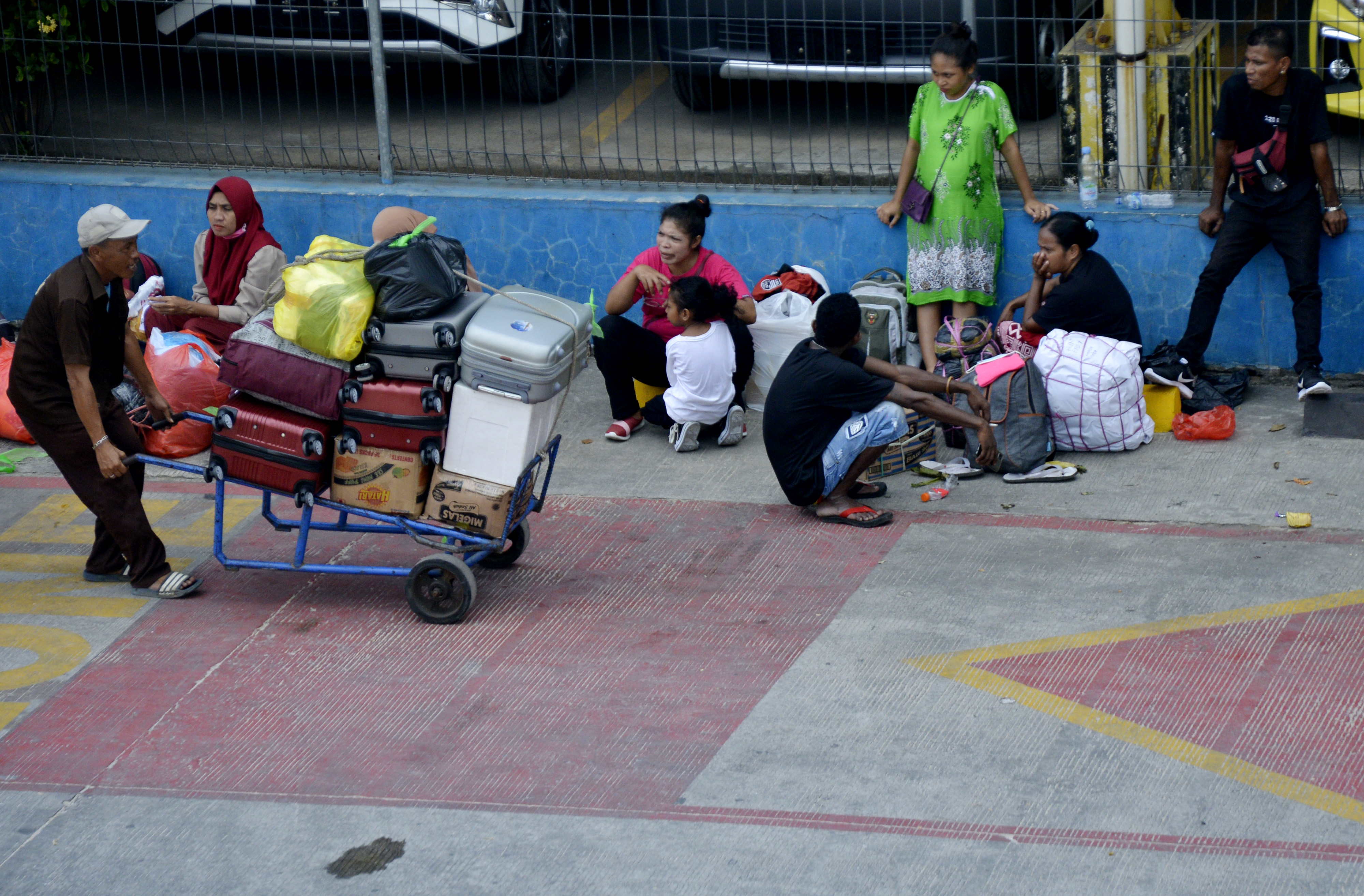 MUDIK LEBIH AWAL: Calon penumpang menunggu kedatangan kapal di Pelabuhan Sukarno Hatta, Makassar, Sulsel, Senin (19/4/2021). 