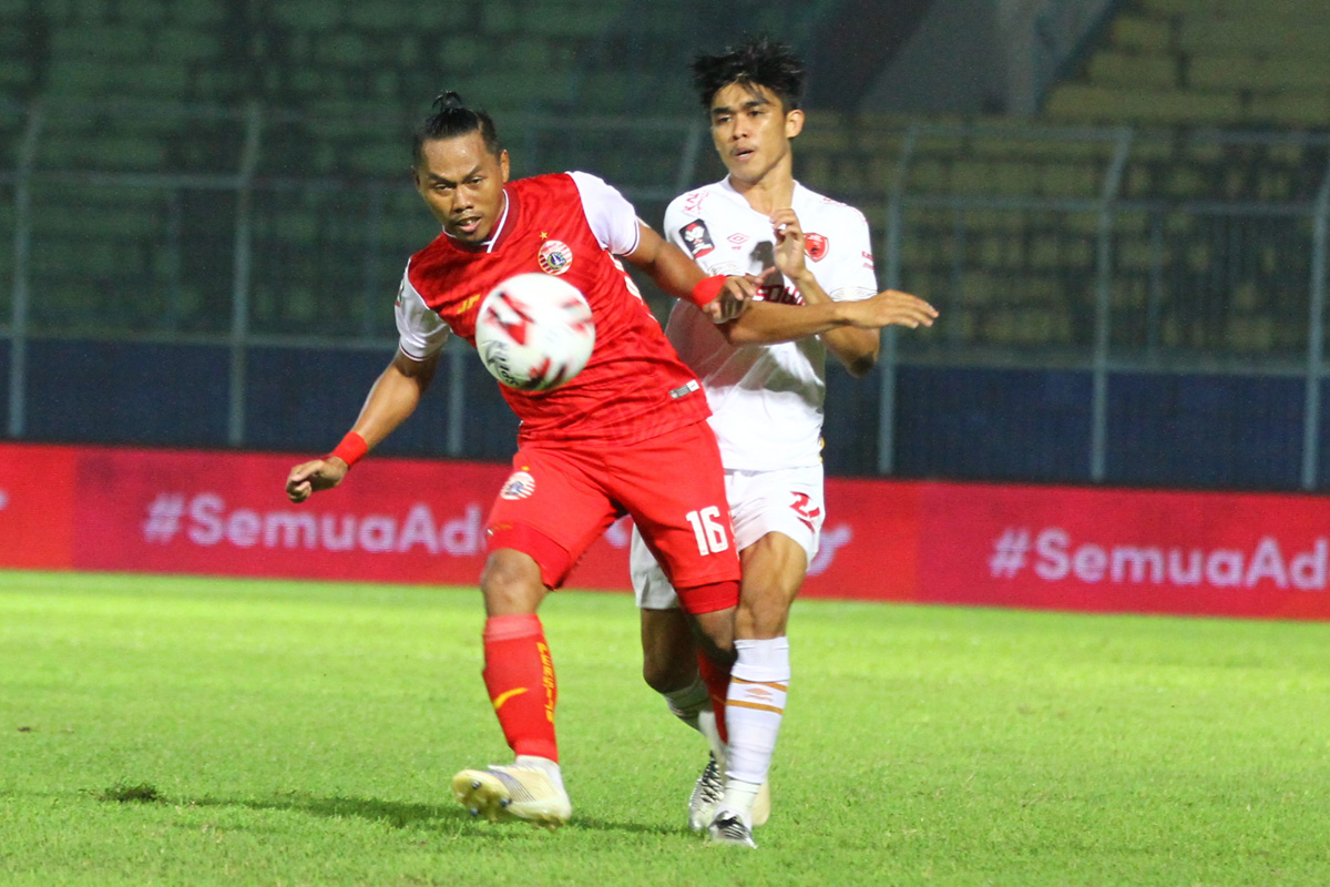 Pemain Persija (kiri) dan pemain PSM berebut bola saat kedua tim berhadapan di penyisihan Grup B Piala Menpora 2021, Senin (22/3) lalu.