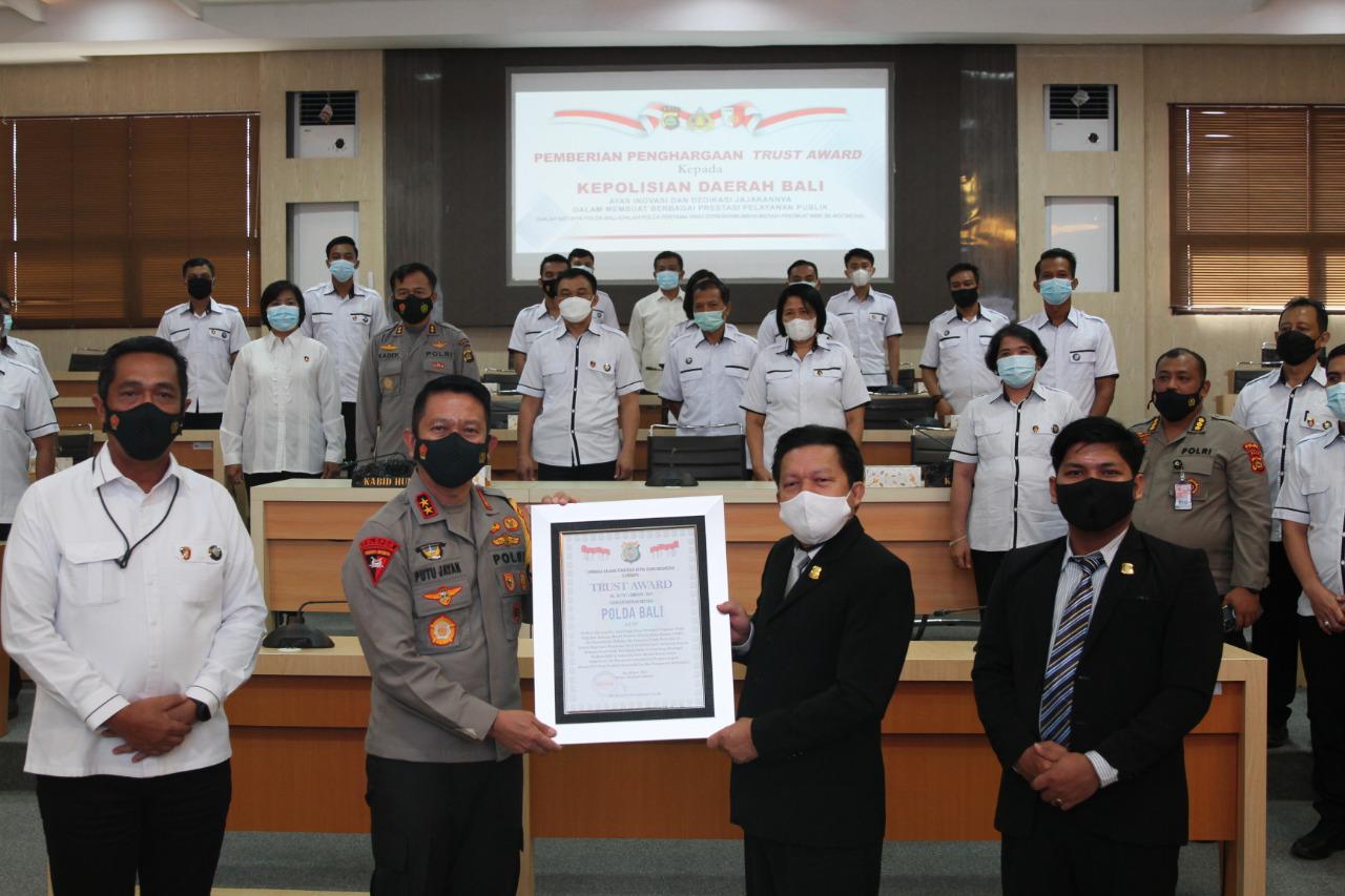 Polda Bali Raih Penghargaan Trust Award