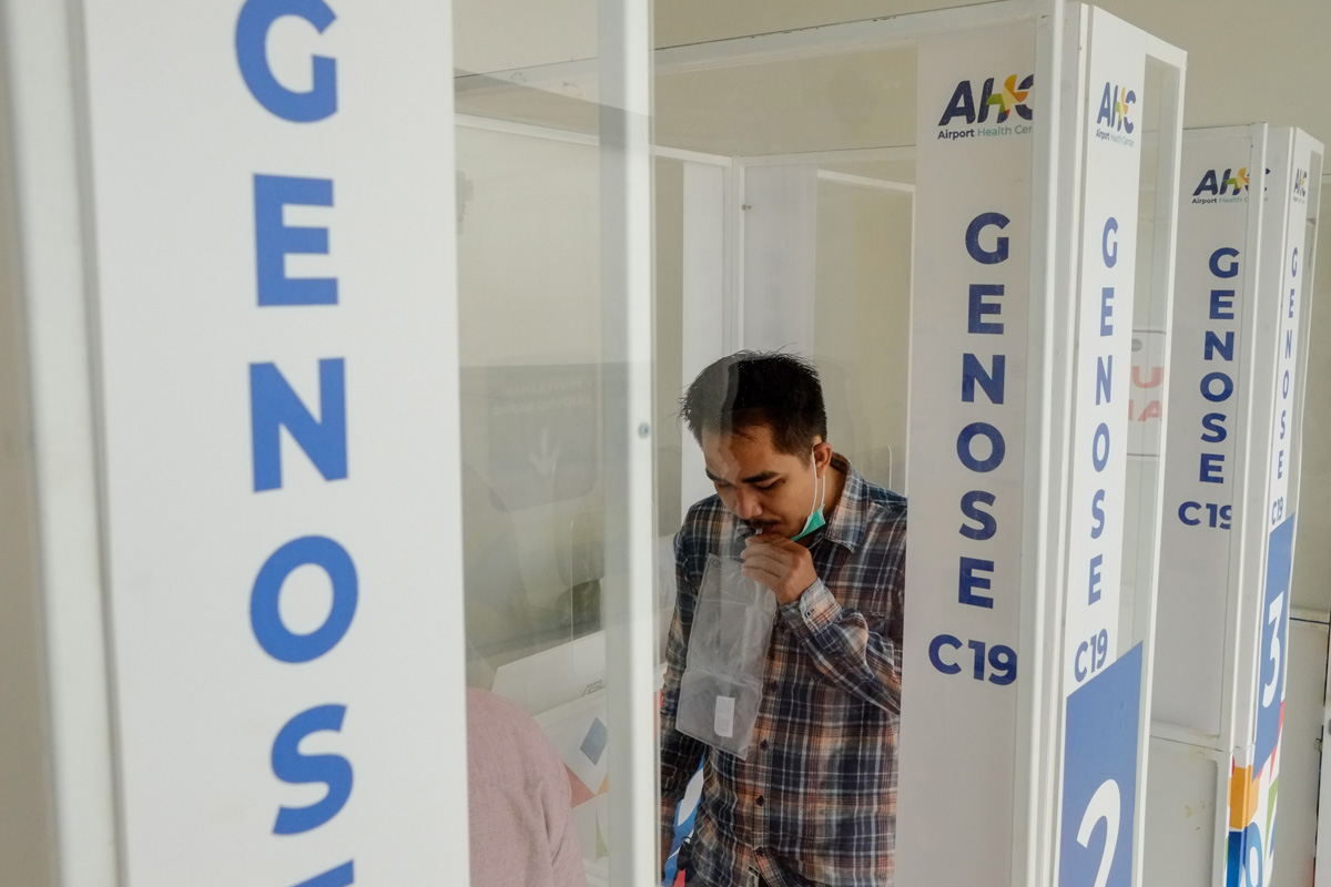 Calon penumpang melakukan tes GeNose C19 di Bandara Depati Amir, Pangkalan Baru, Kepulauan Bangka Belitung, Senin (12/4). 